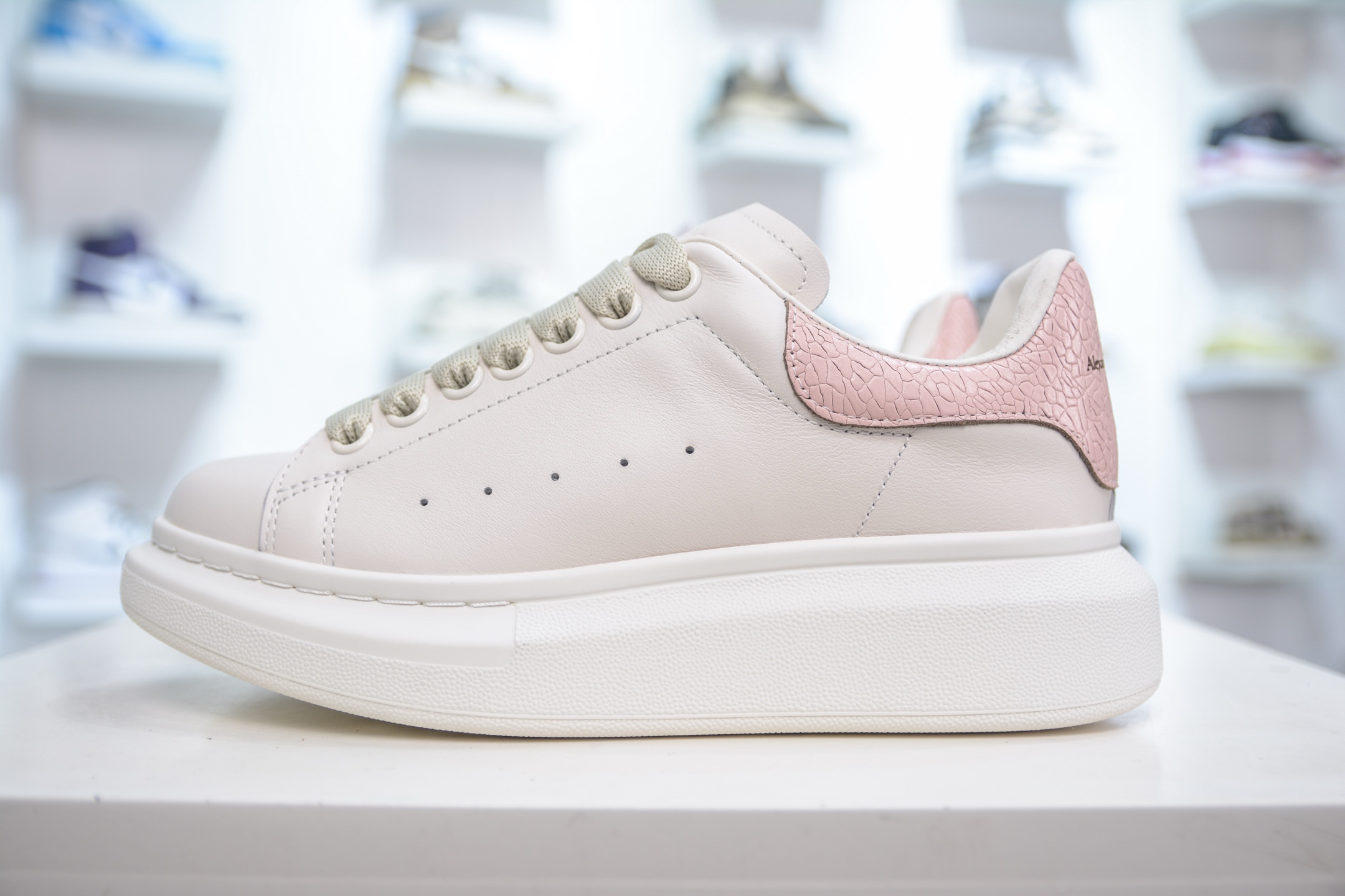 意大利高奢品牌-亚历山大·麦昆Alexander McQueen Oversized Sneakers 低帮时装厚底休闲运动小白板鞋白色光滑牛皮革系带运动鞋