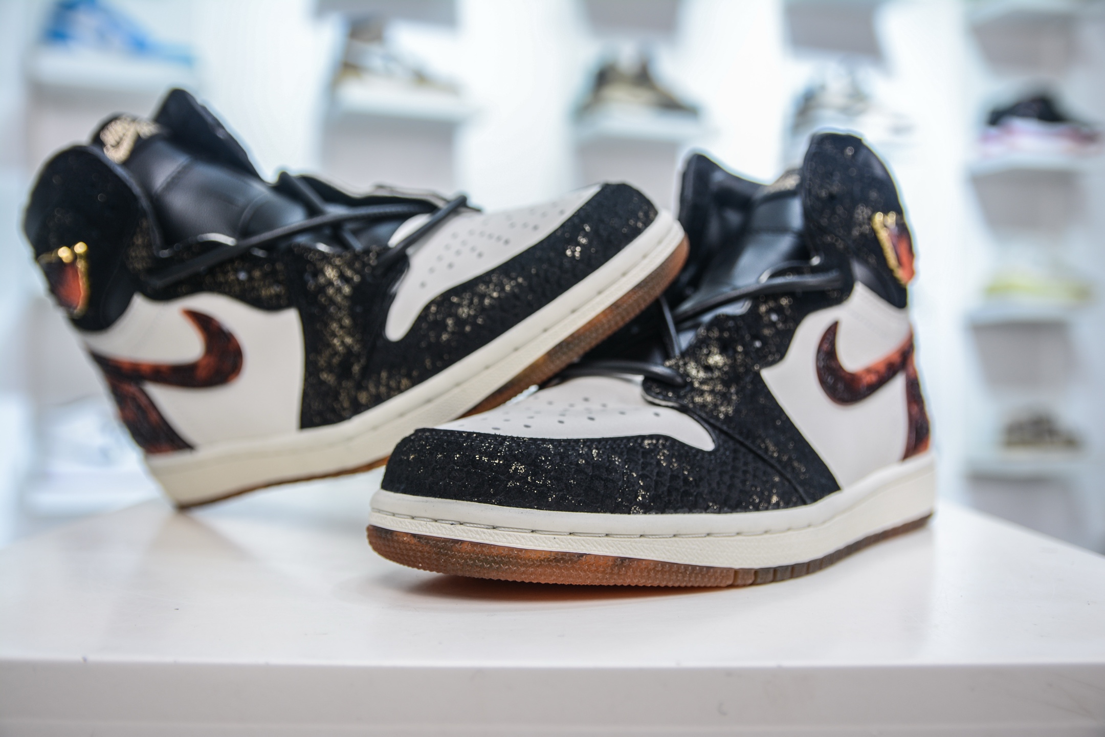 Air Jordan AJ1 Retro High 高帮 亚洲限定蛇年CNY 玄武黑白橙 IB3165-091