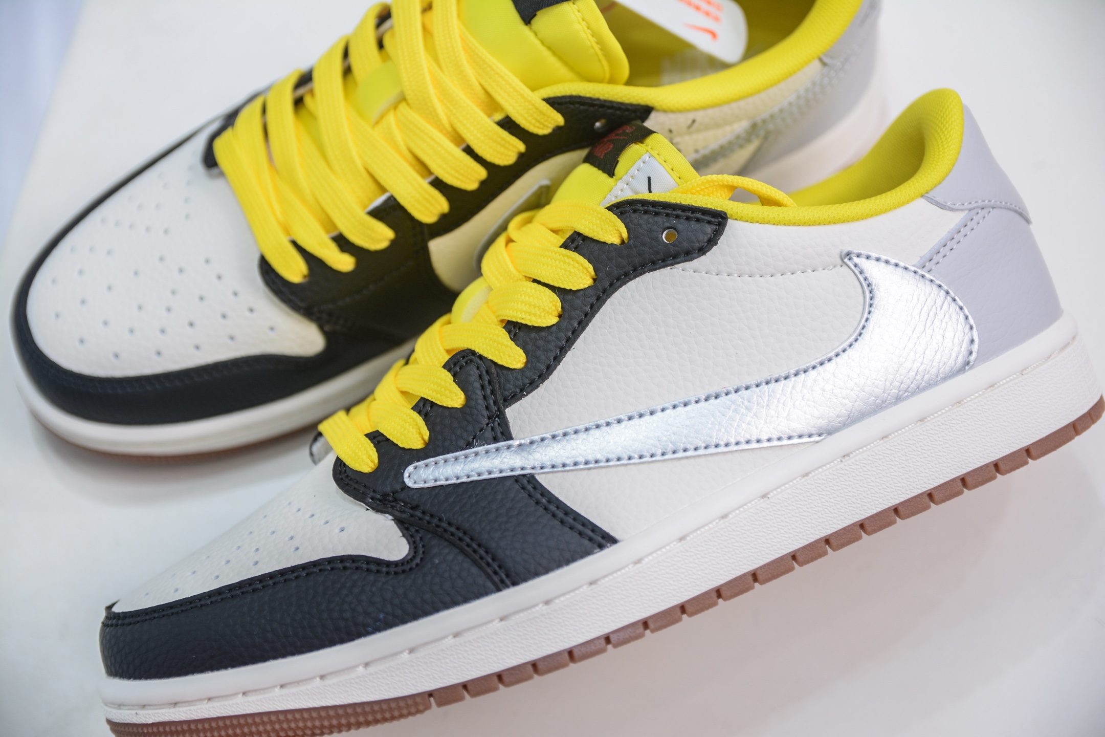 Travis Scott x Air Jordan 1 Low 黑黄 DN6901-095