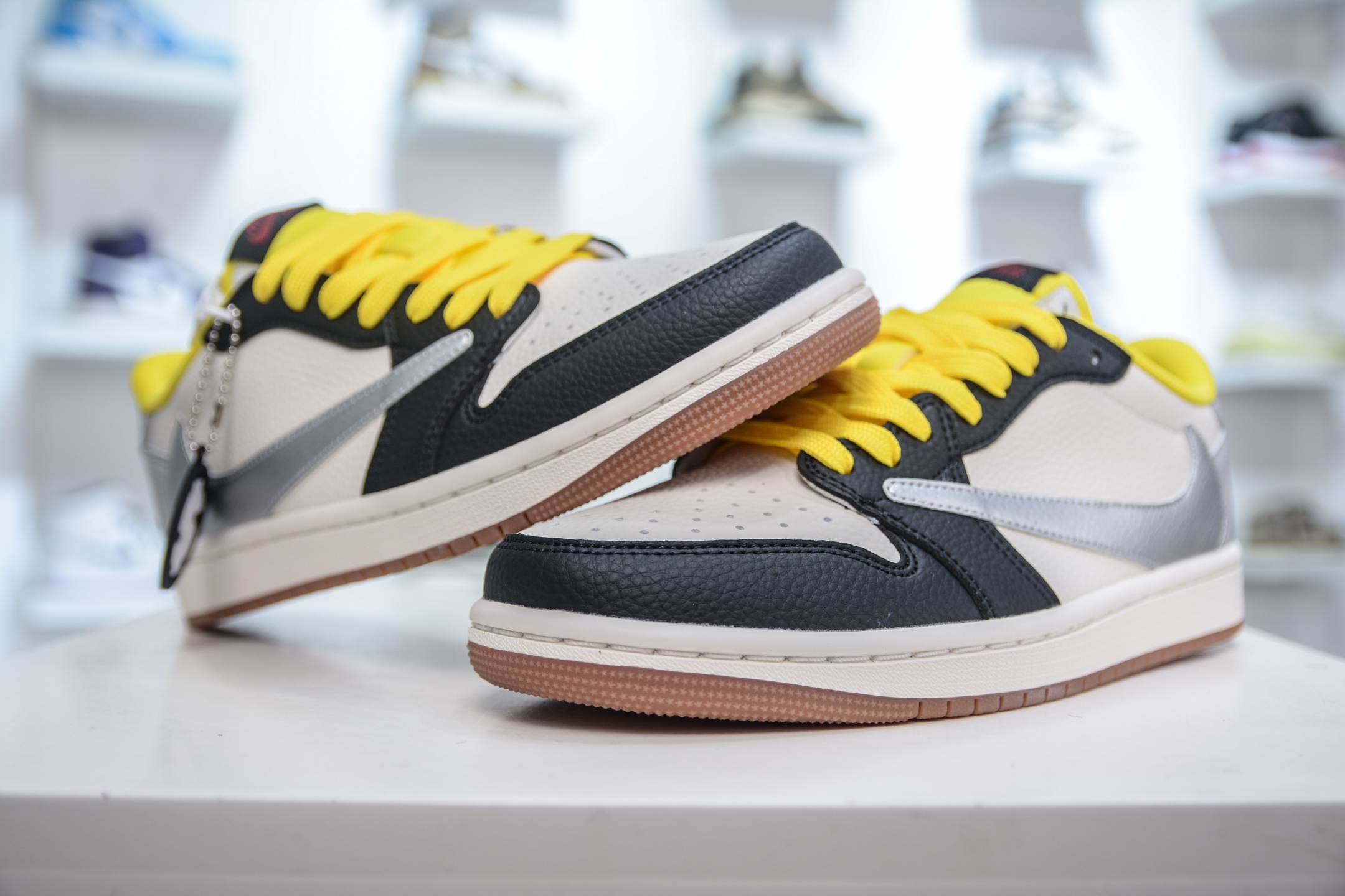 Travis Scott x Air Jordan 1 Low 黑黄 DN6901-095