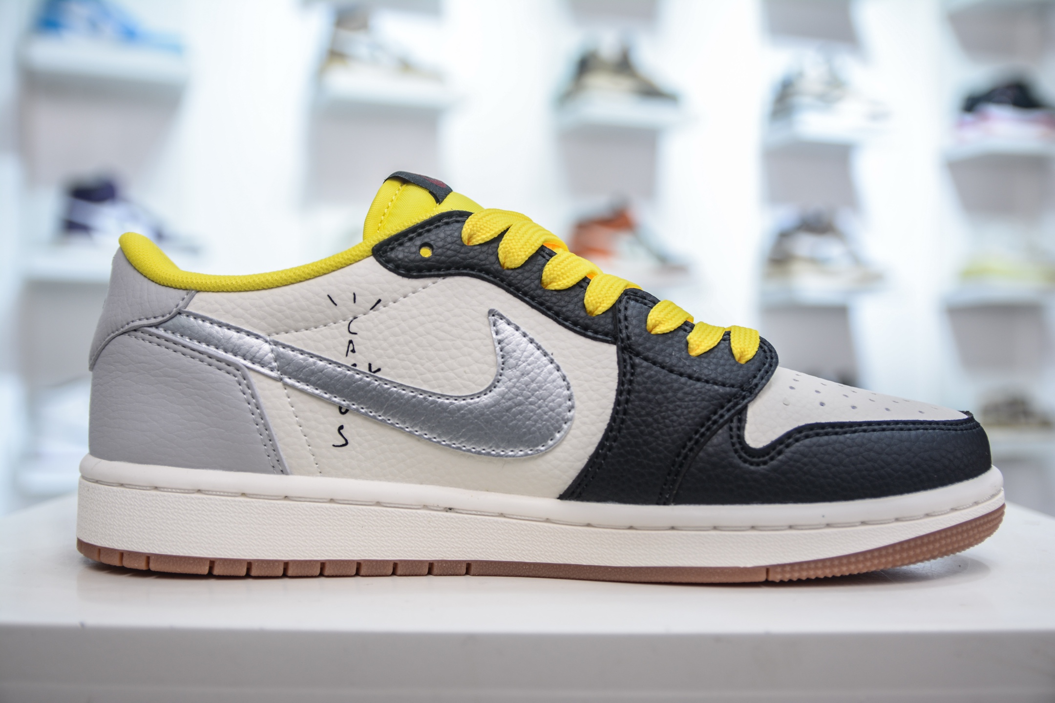 Travis Scott x Air Jordan 1 Low 黑黄 DN6901-095