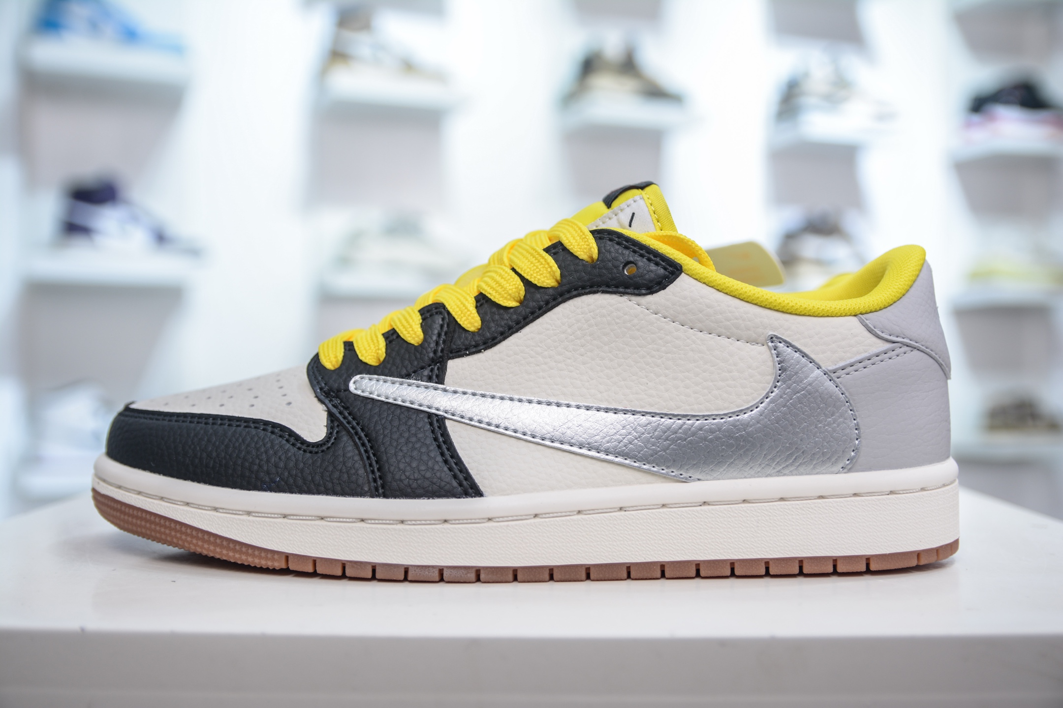 Travis Scott x Air Jordan 1 Low 黑黄 DN6901-095