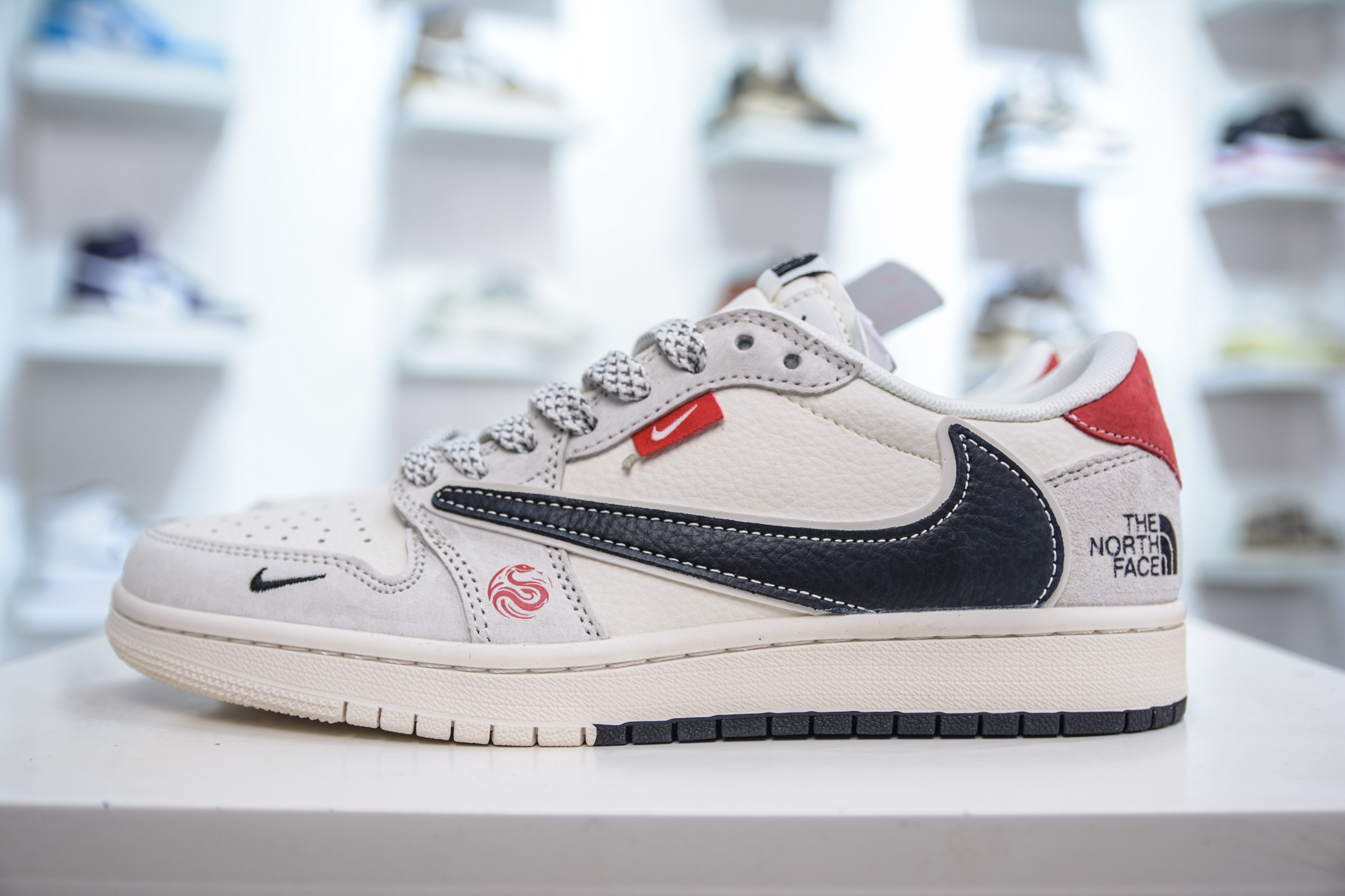 The North Face x Travis Scott x Air Jordan 1 Low乔丹1代低帮倒钩北面联名-双拼黑勾 YX5066-308