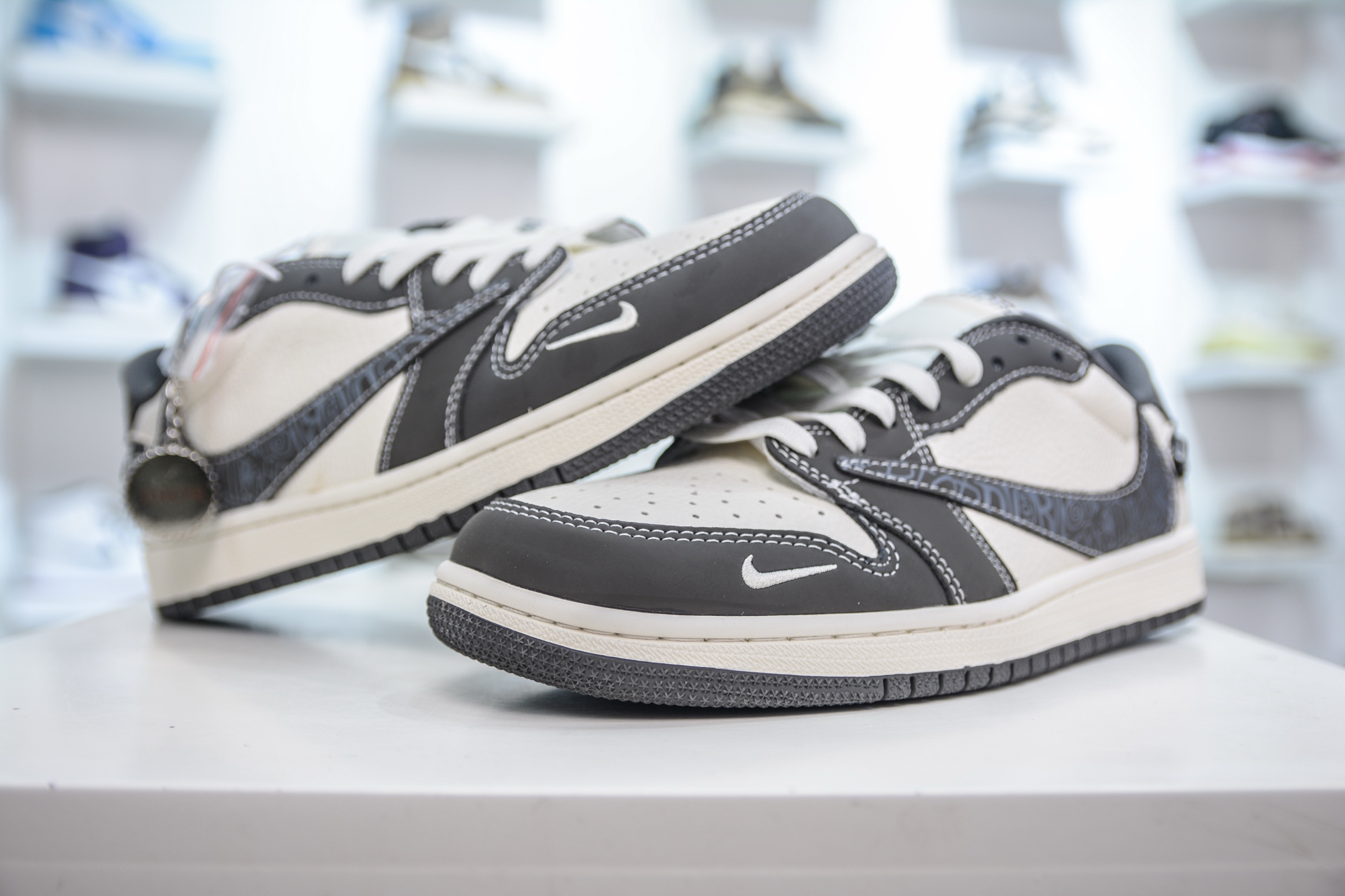 TS x Air Jordan AJ1 Low x DIOR 迪奥联名-米灰字母勾 倒钩低帮 XS2024-039