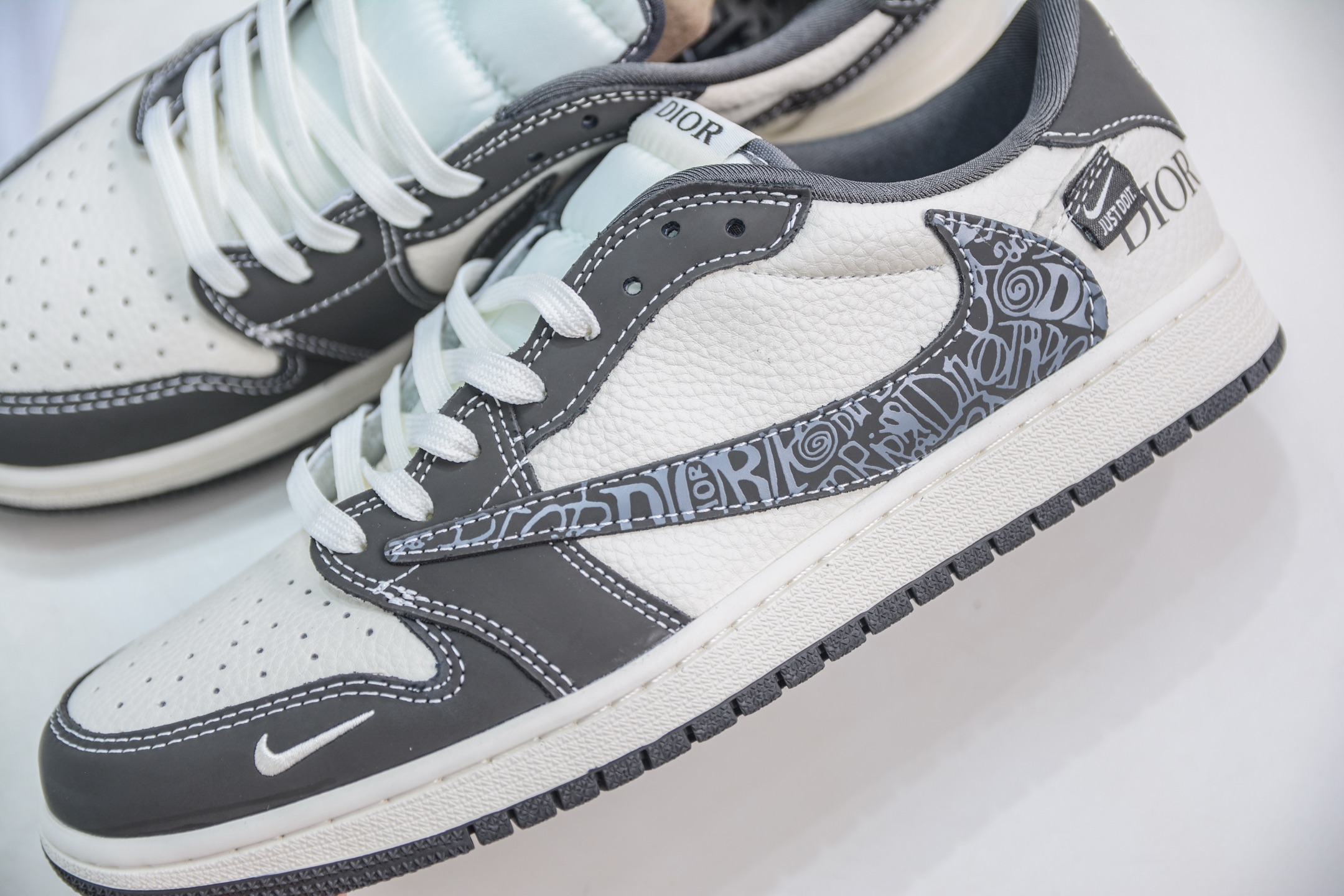TS x Air Jordan AJ1 Low x DIOR 迪奥联名-米灰字母勾 倒钩低帮 XS2024-039