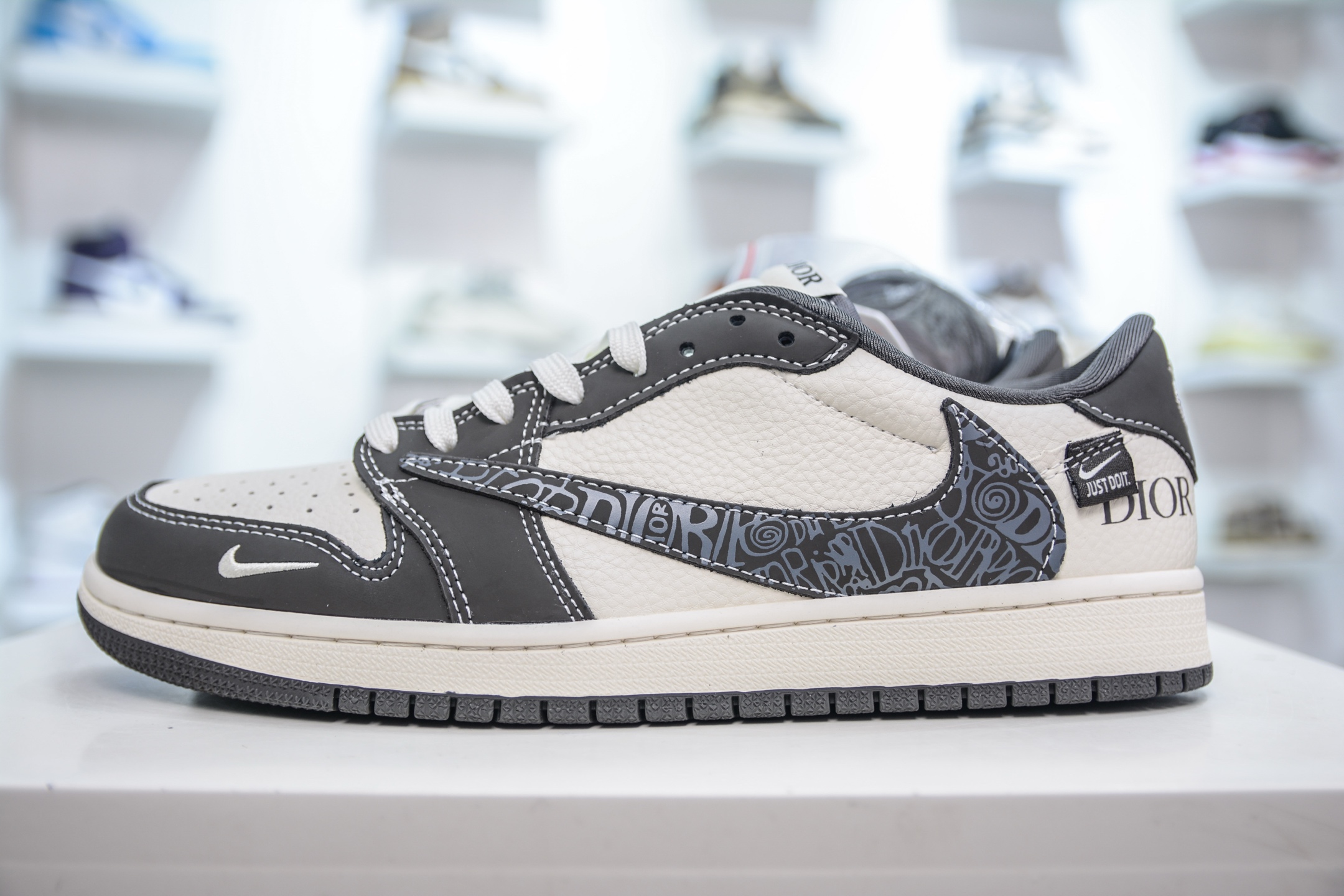 TS x Air Jordan AJ1 Low x DIOR 迪奥联名-米灰字母勾 倒钩低帮 XS2024-039