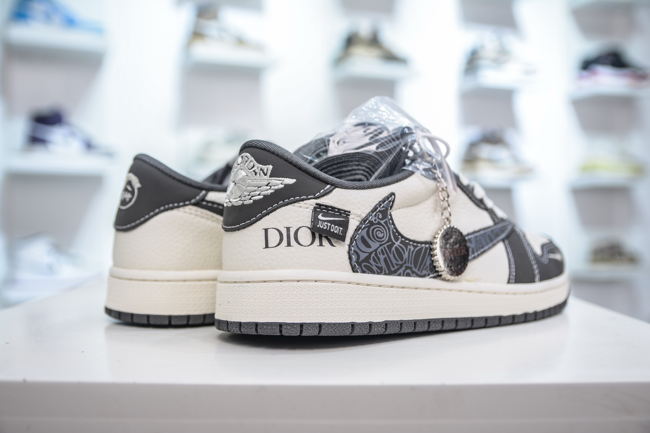 TS x Air Jordan AJ1 Low x DIOR 迪奥联名-米灰字母勾 倒钩低帮 XS2024-039