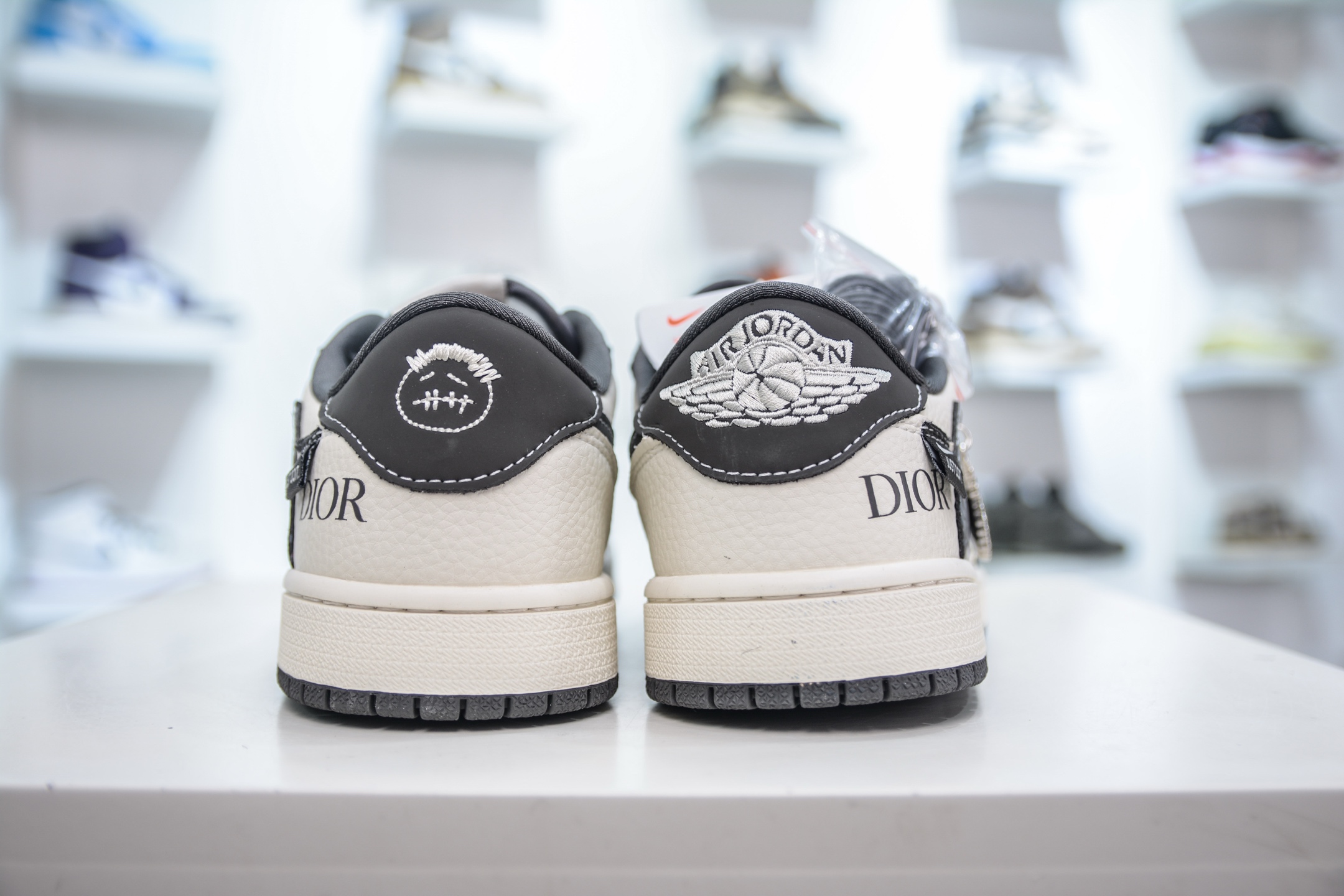 TS x Air Jordan AJ1 Low x DIOR 迪奥联名-米灰字母勾 倒钩低帮 XS2024-039