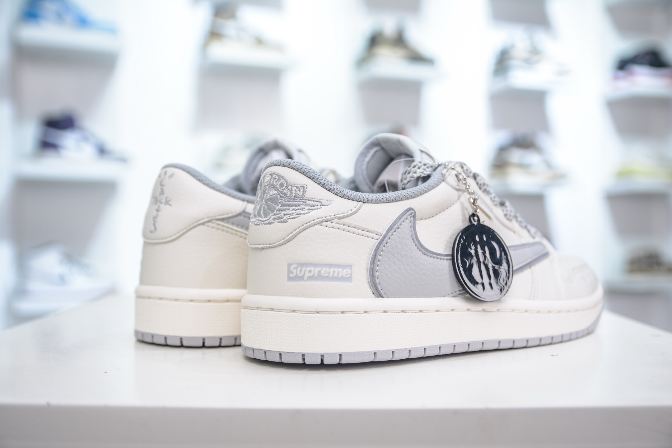 270 TS x Air Jordan x Supreme AJ1 Low 倒钩低帮联名SUP-米白灰 DH0223-322