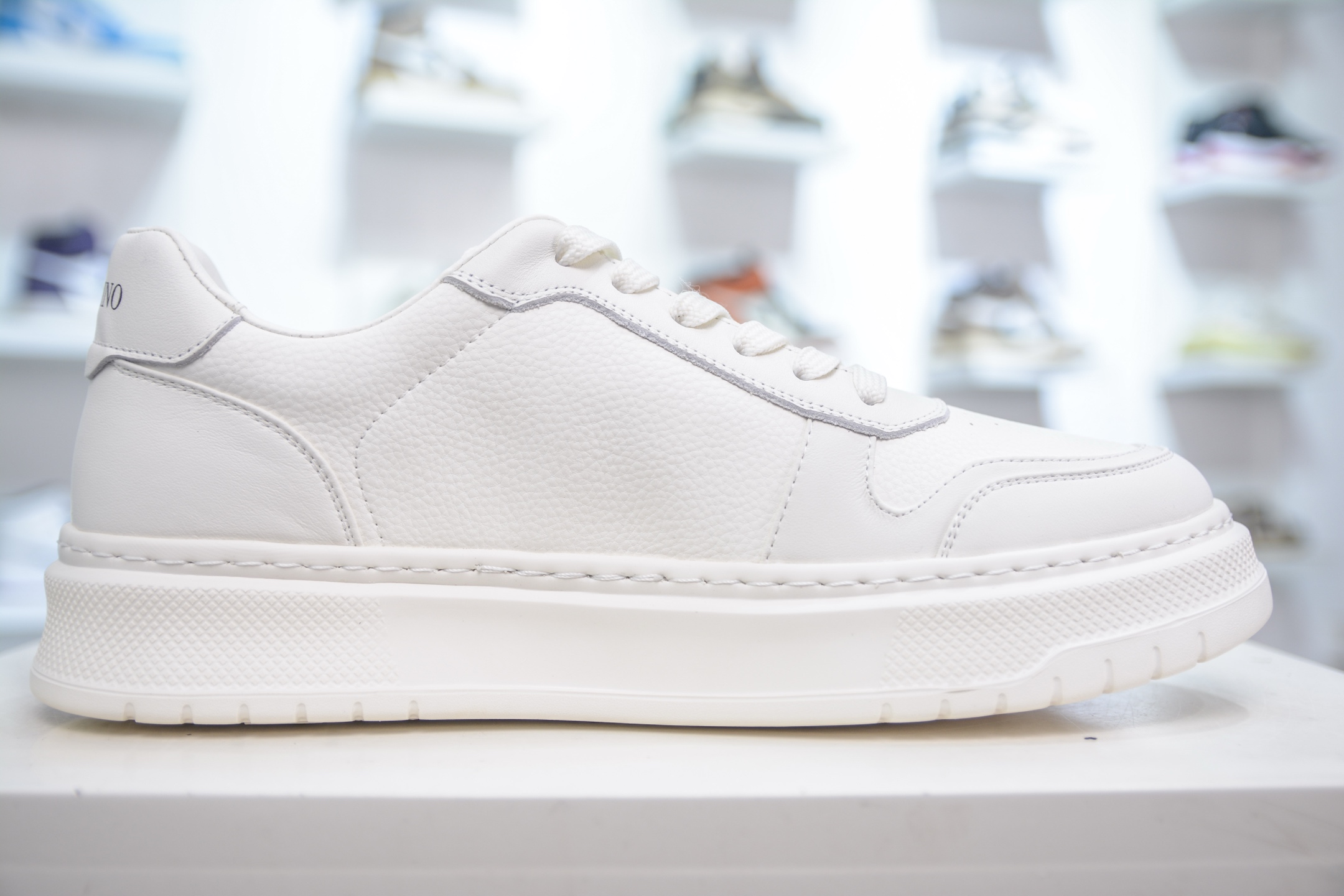 400 Valentino 华伦天奴 Rockstud untitled 厚底休闲铆钉小白鞋