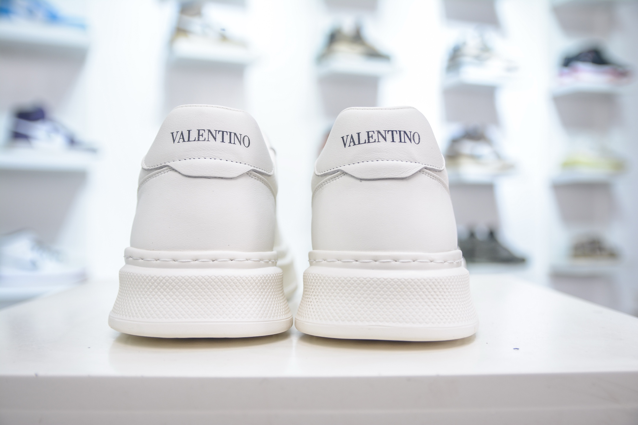 400 Valentino 华伦天奴 Rockstud untitled 厚底休闲铆钉小白鞋