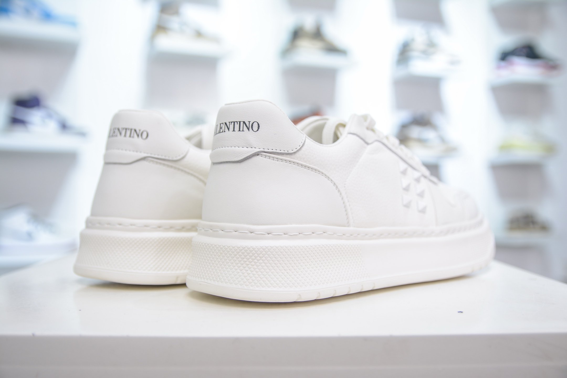 400 Valentino 华伦天奴 Rockstud untitled 厚底休闲铆钉小白鞋