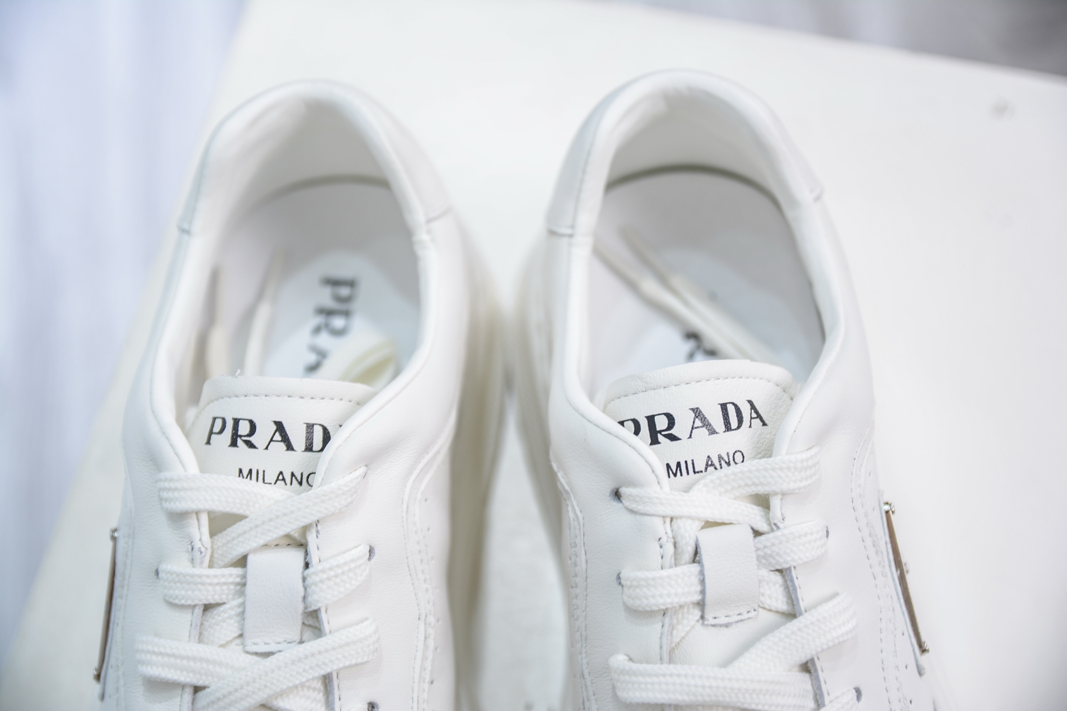 400 PRADA普拉达小白鞋厚底徽标系带运动休闲男鞋系列