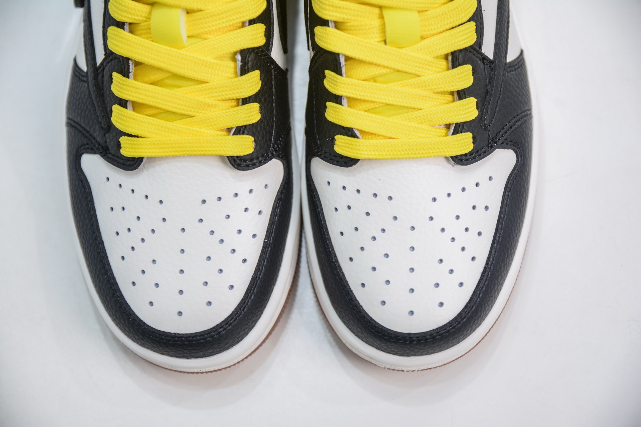 270 Travis Scott x Air Jordan 1 Low 白黑黄 DN6901-093