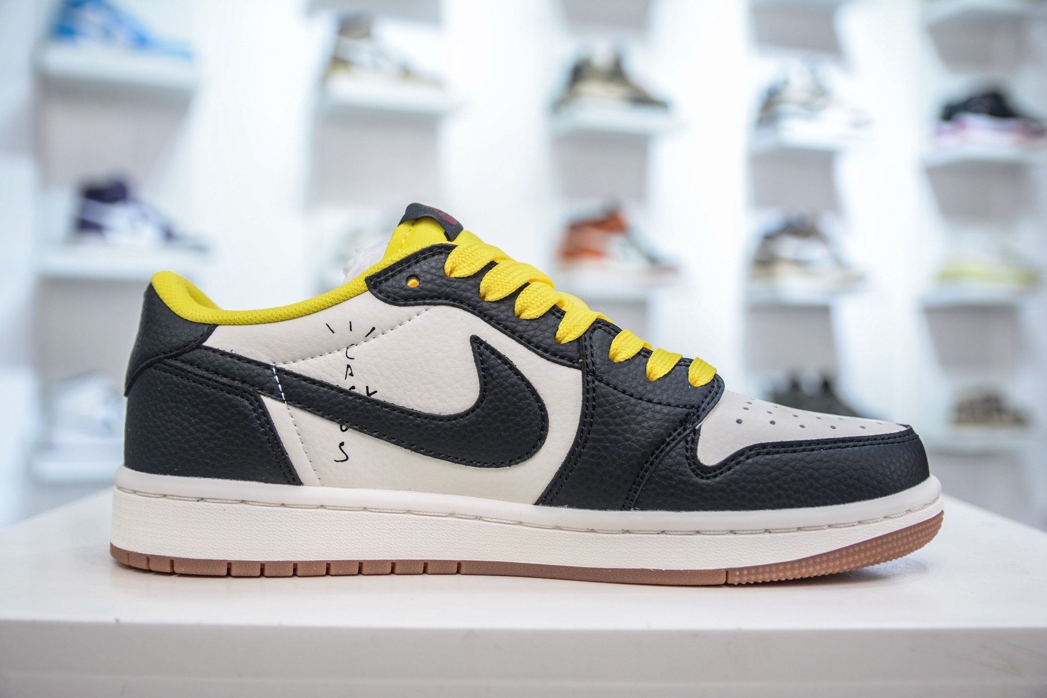 270 Travis Scott x Air Jordan 1 Low 白黑黄 DN6901-093