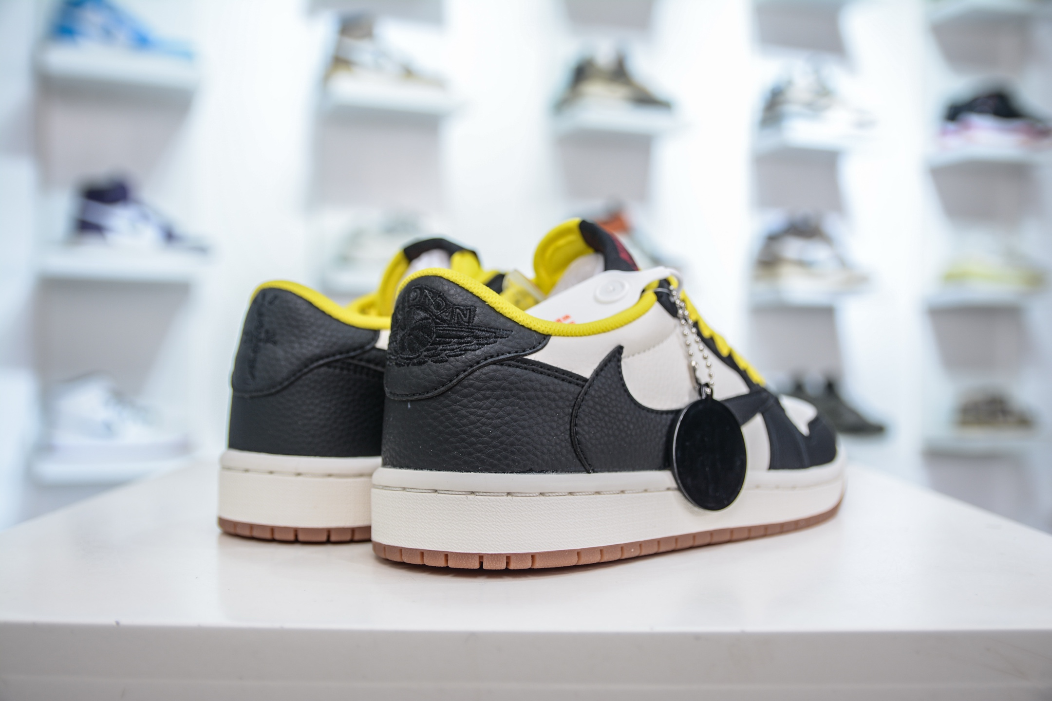270 Travis Scott x Air Jordan 1 Low 白黑黄 DN6901-093