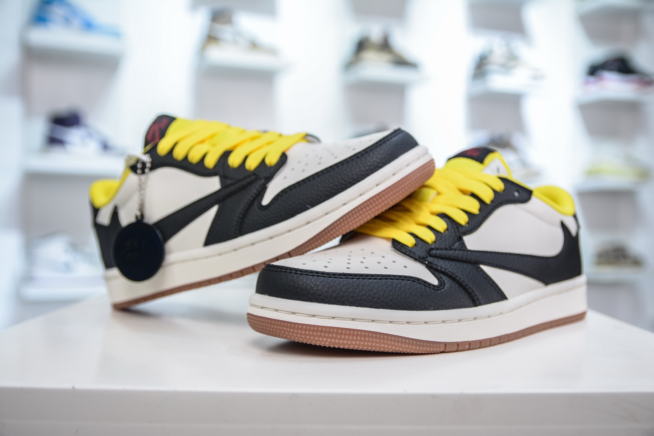 270 Travis Scott x Air Jordan 1 Low 白黑黄 DN6901-093