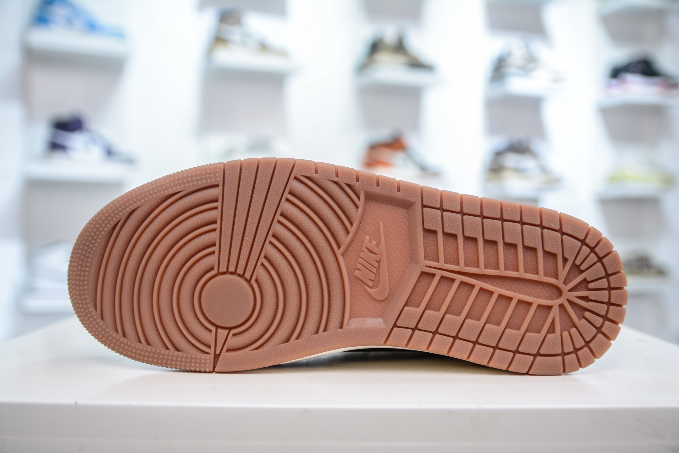 270 Travis Scott x Air Jordan 1 Low 白黑黄 DN6901-093