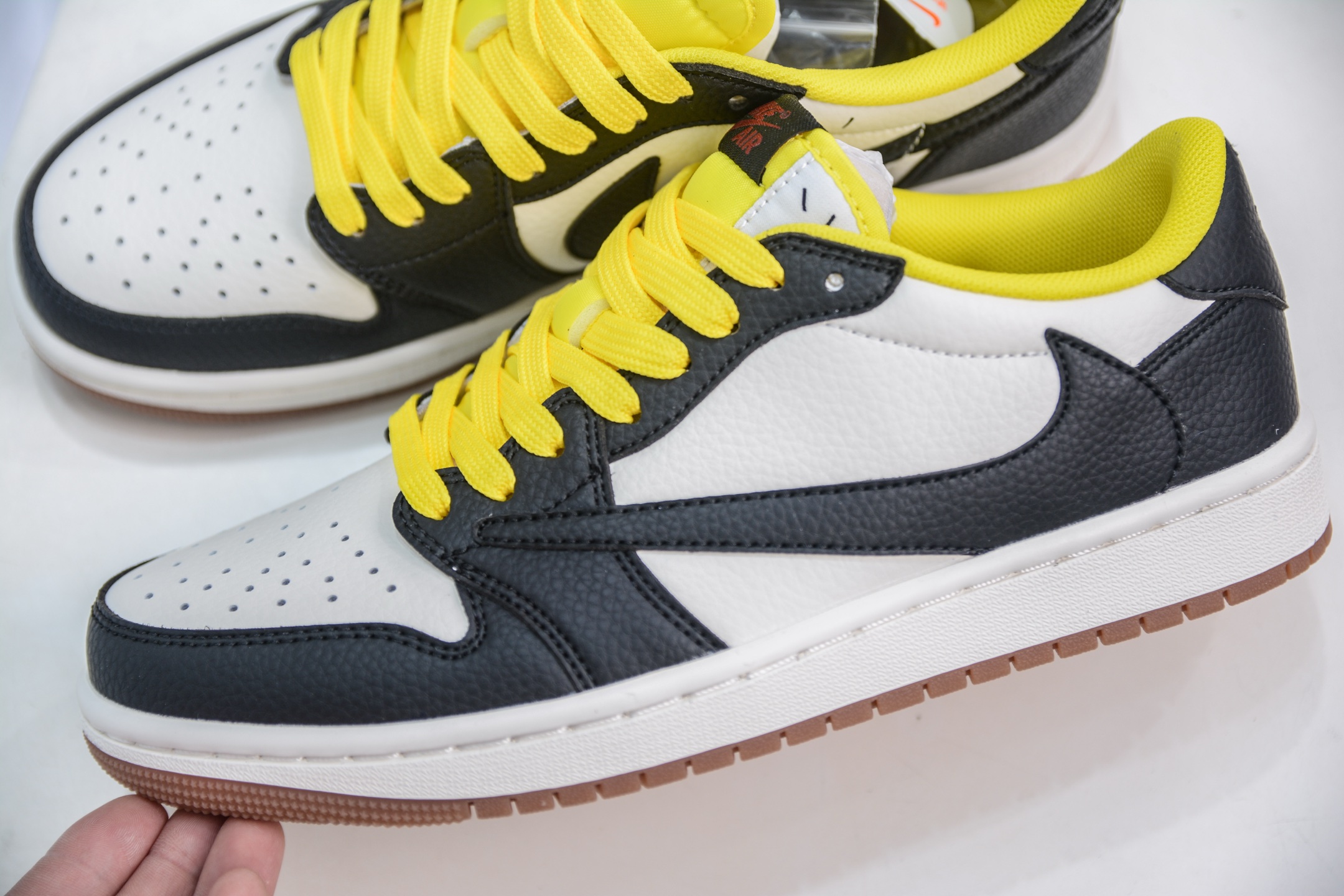 270 Travis Scott x Air Jordan 1 Low 白黑黄 DN6901-093