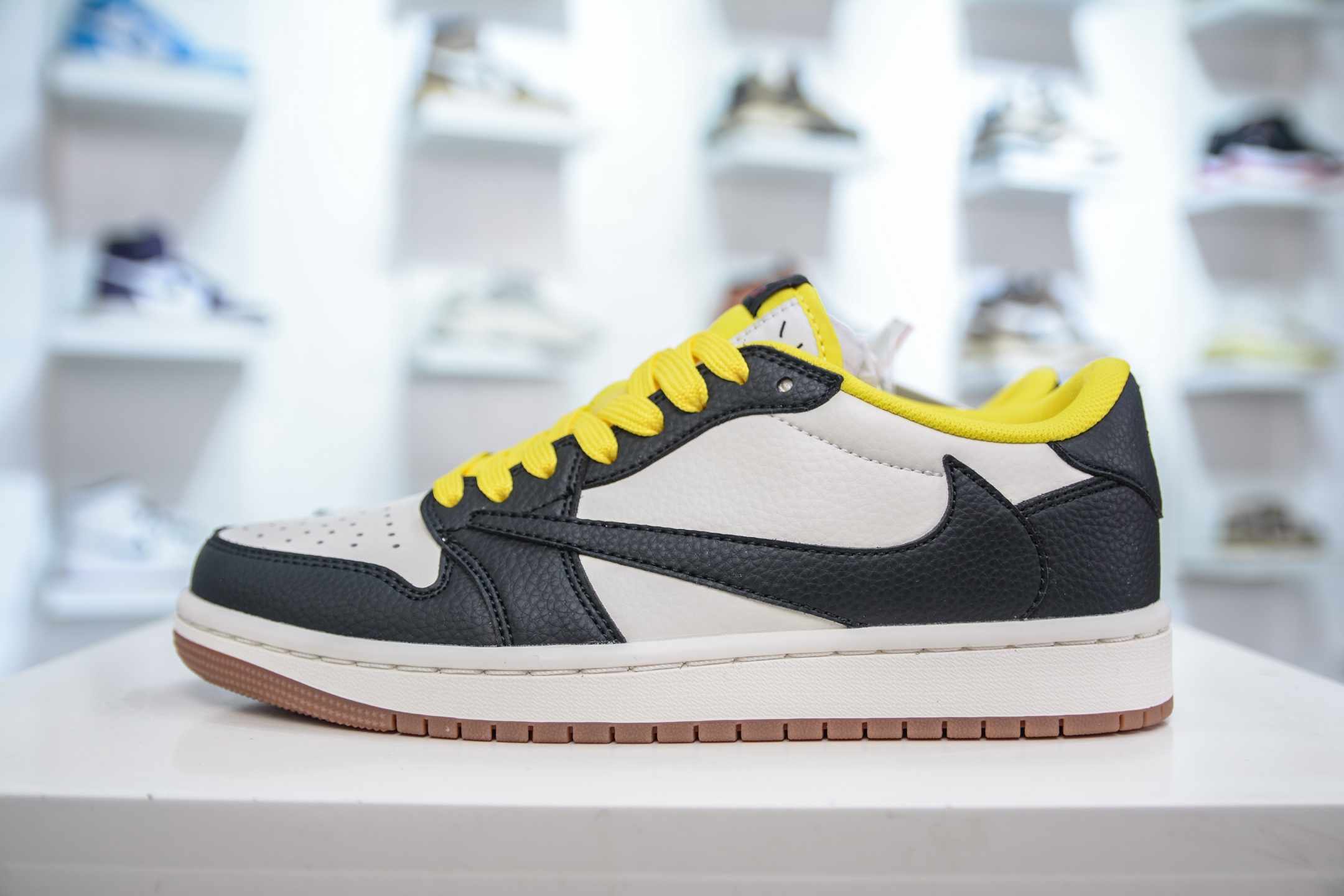 270 Travis Scott x Air Jordan 1 Low 白黑黄 DN6901-093