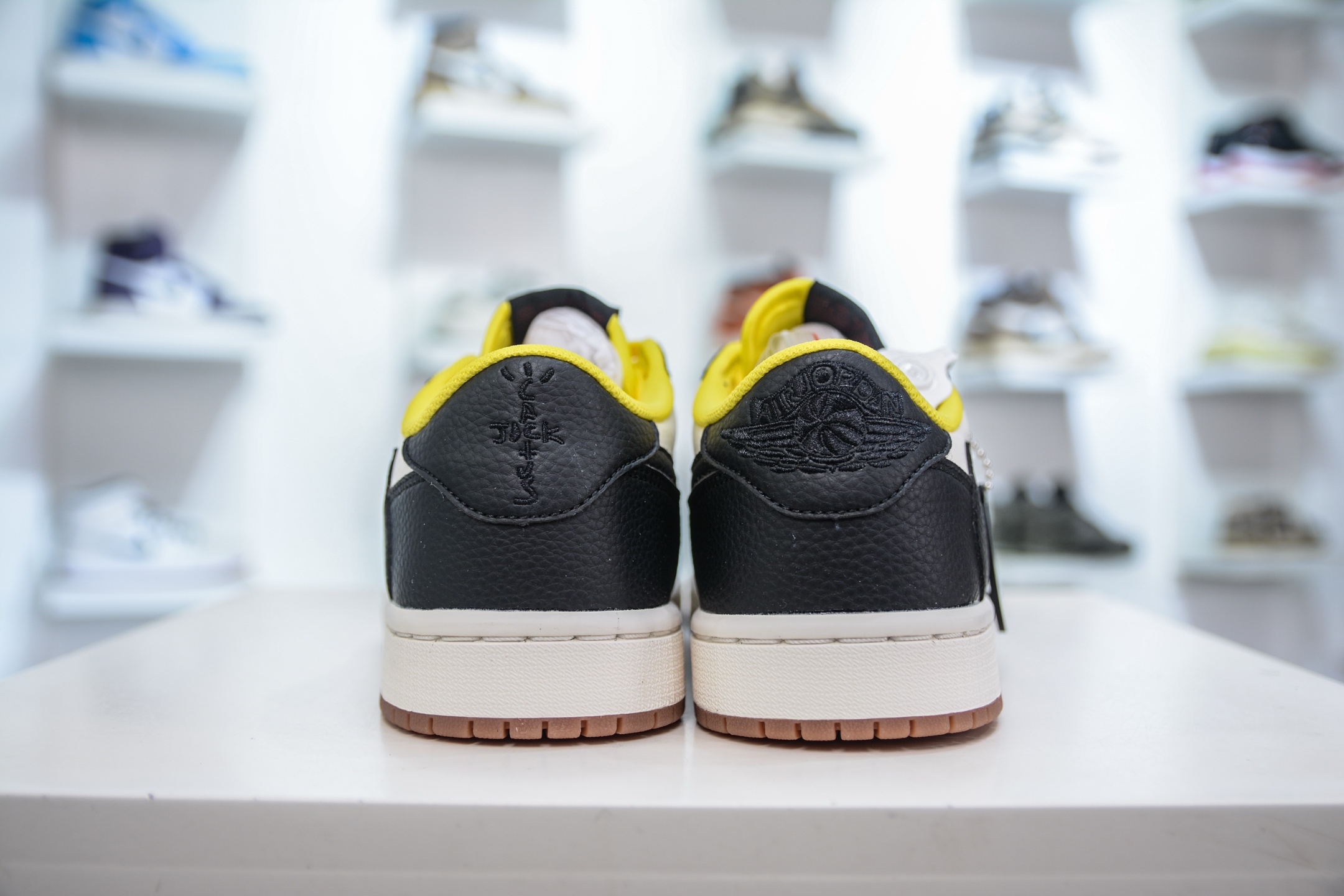 270 Travis Scott x Air Jordan 1 Low 白黑黄 DN6901-093