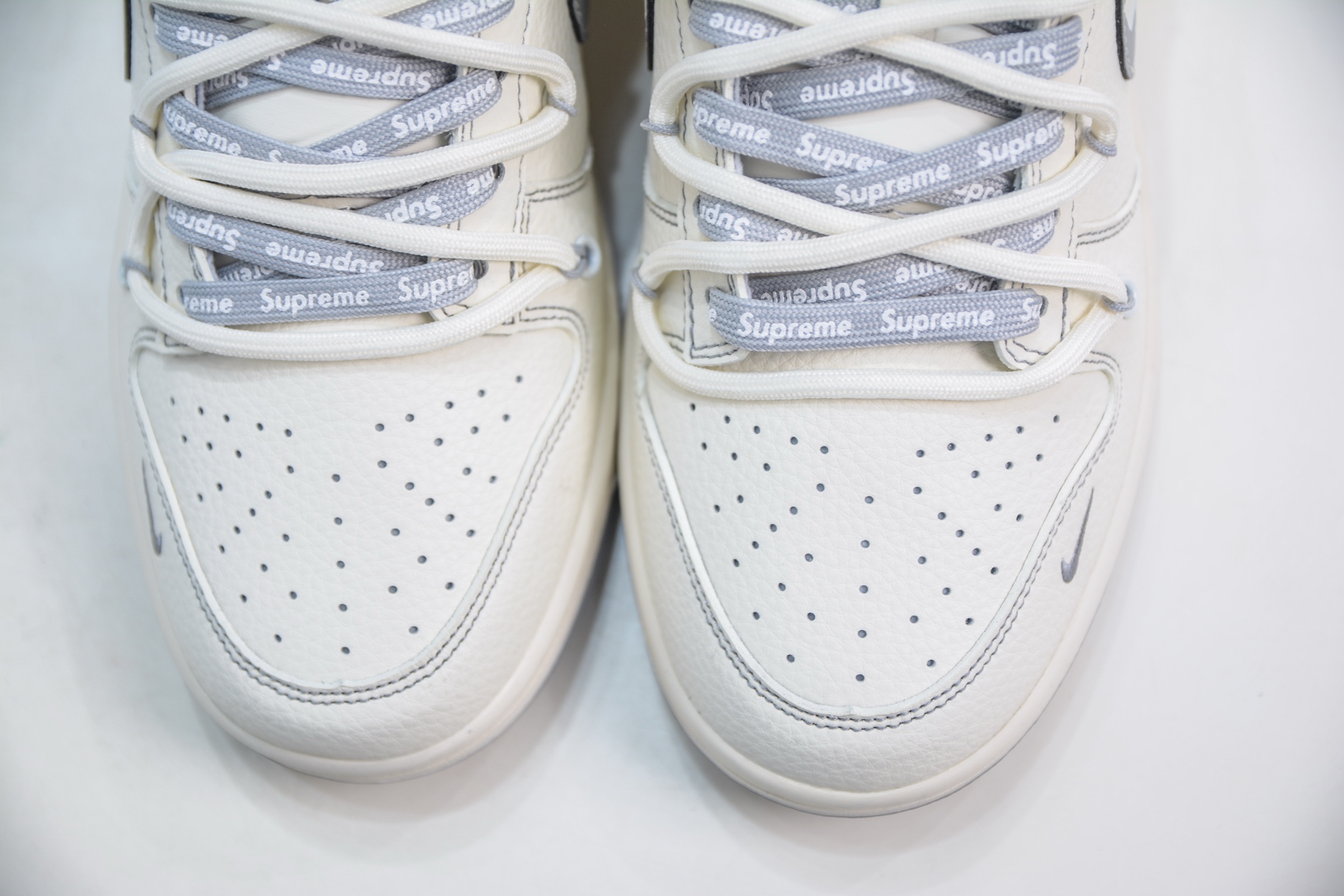 Nike SB Dunk Low x Supreme Collab White/Grey Sneakers - Premium Quality 9 i1747246759766 5927 0 8