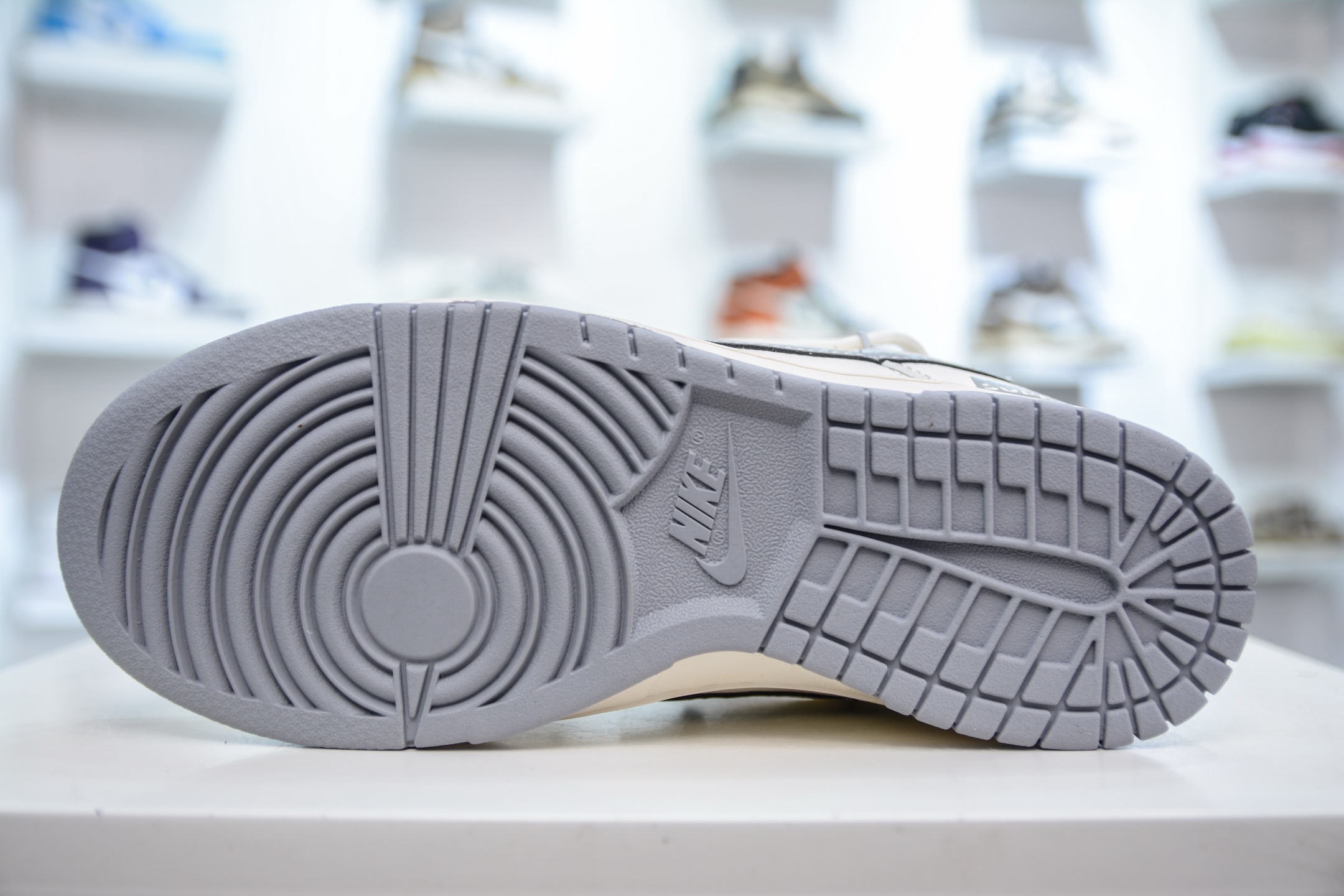 Nike SB Dunk Low x Supreme Collab White/Grey Sneakers - Premium Quality 5 i1747246761046 7267 0 4