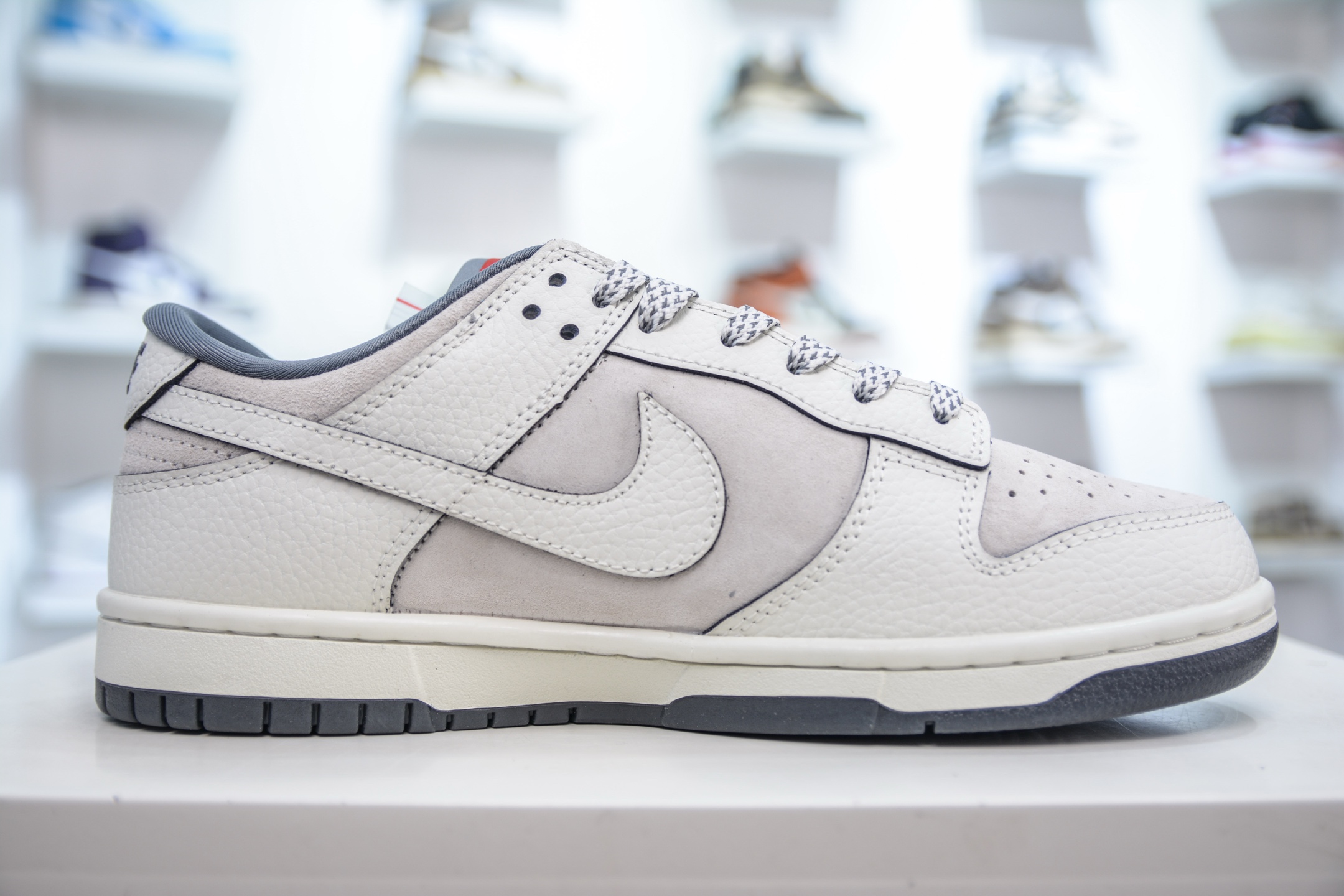 Nike SB Dunk Low x Supreme Collab - White/Grey/Red - Premium Quality 3 i1747328433813 4156 0 2