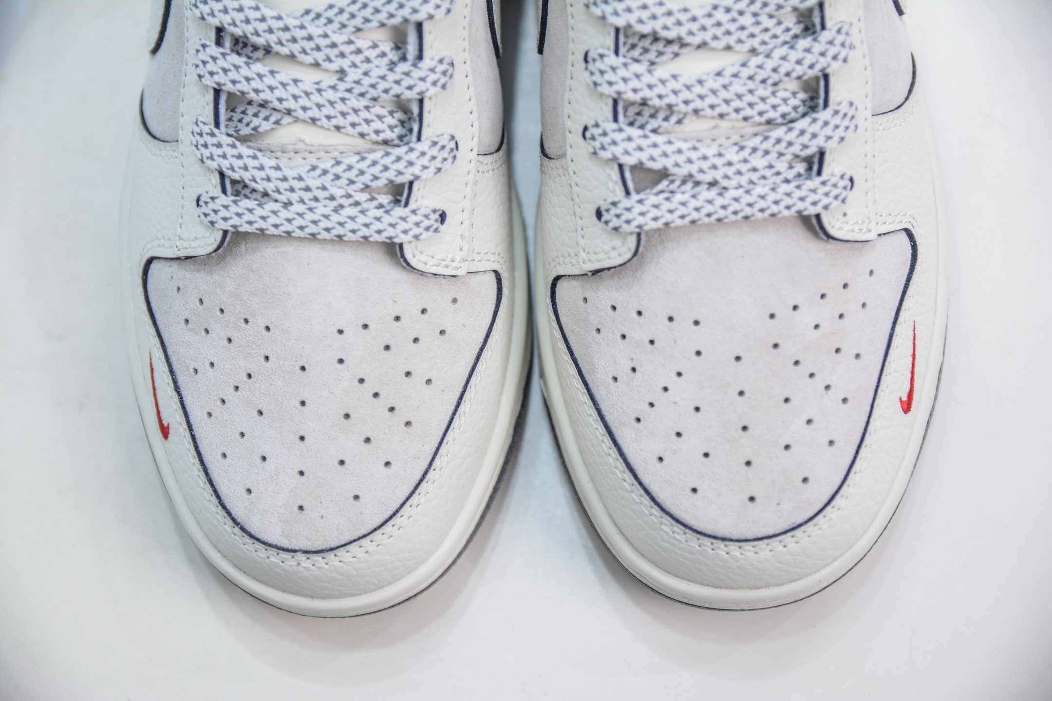Nike SB Dunk Low x Supreme Collab - White/Grey/Red - Premium Quality 9 i1747328433813 9449 0 8