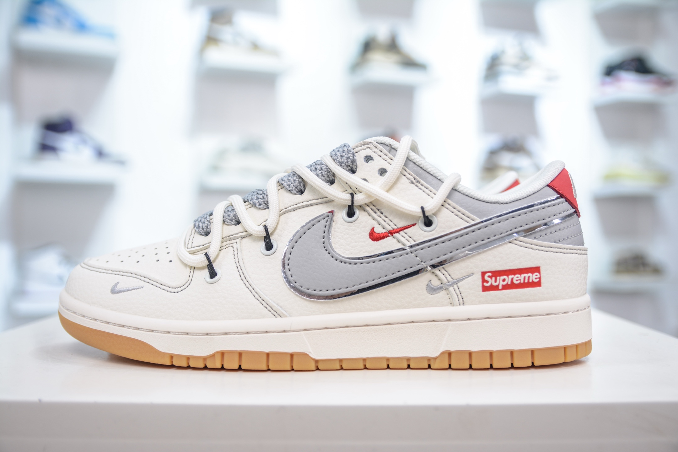 Nike SB Dunk Low x Supreme Collab - White/Grey, Premium Leather Sneakers 2 i1747495374485 539 0 0