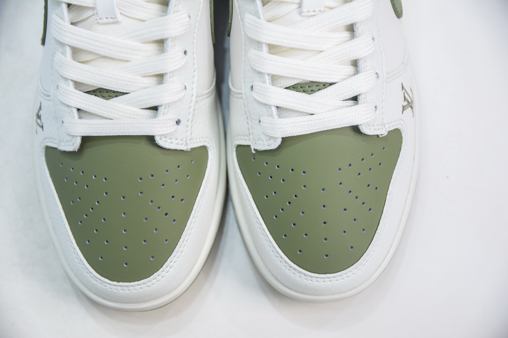 Nike SB Dunk Low x Louis Vuitton Collab - White Matcha Green Sneakers 9 i1747591071811 9390 0 8