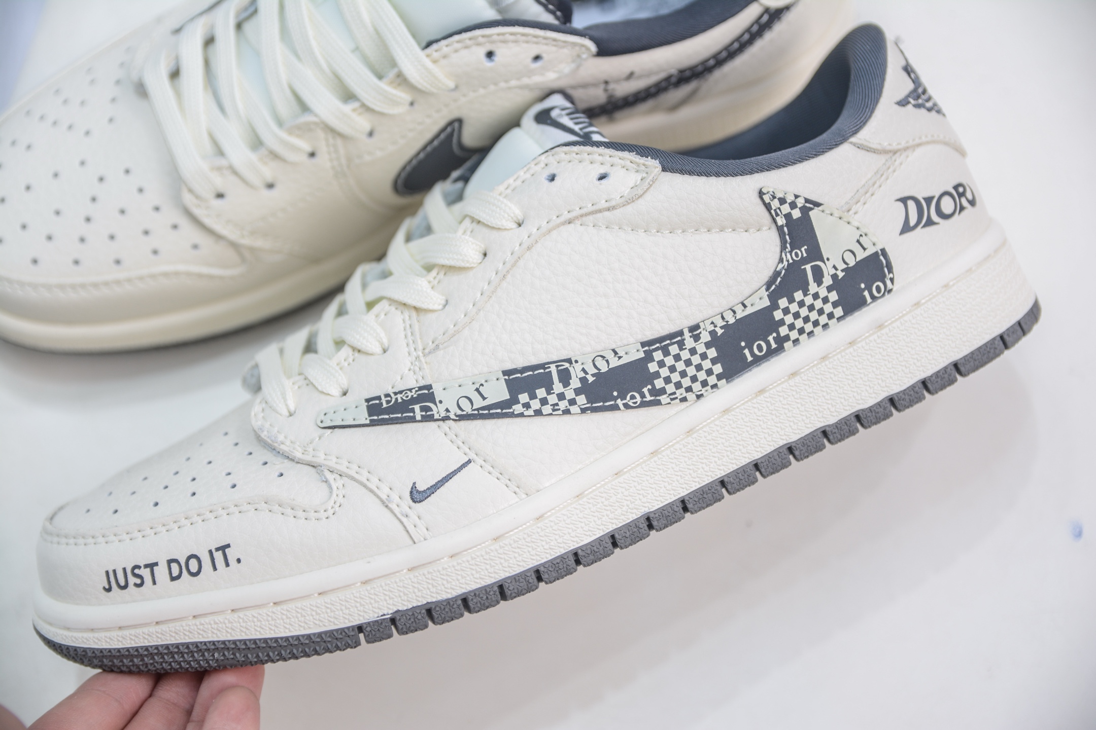 270 TS x Air Jordan AJ1 Low x DIOR 迪奥联名-白黑 倒钩低帮联名定制配色 LD2025-021