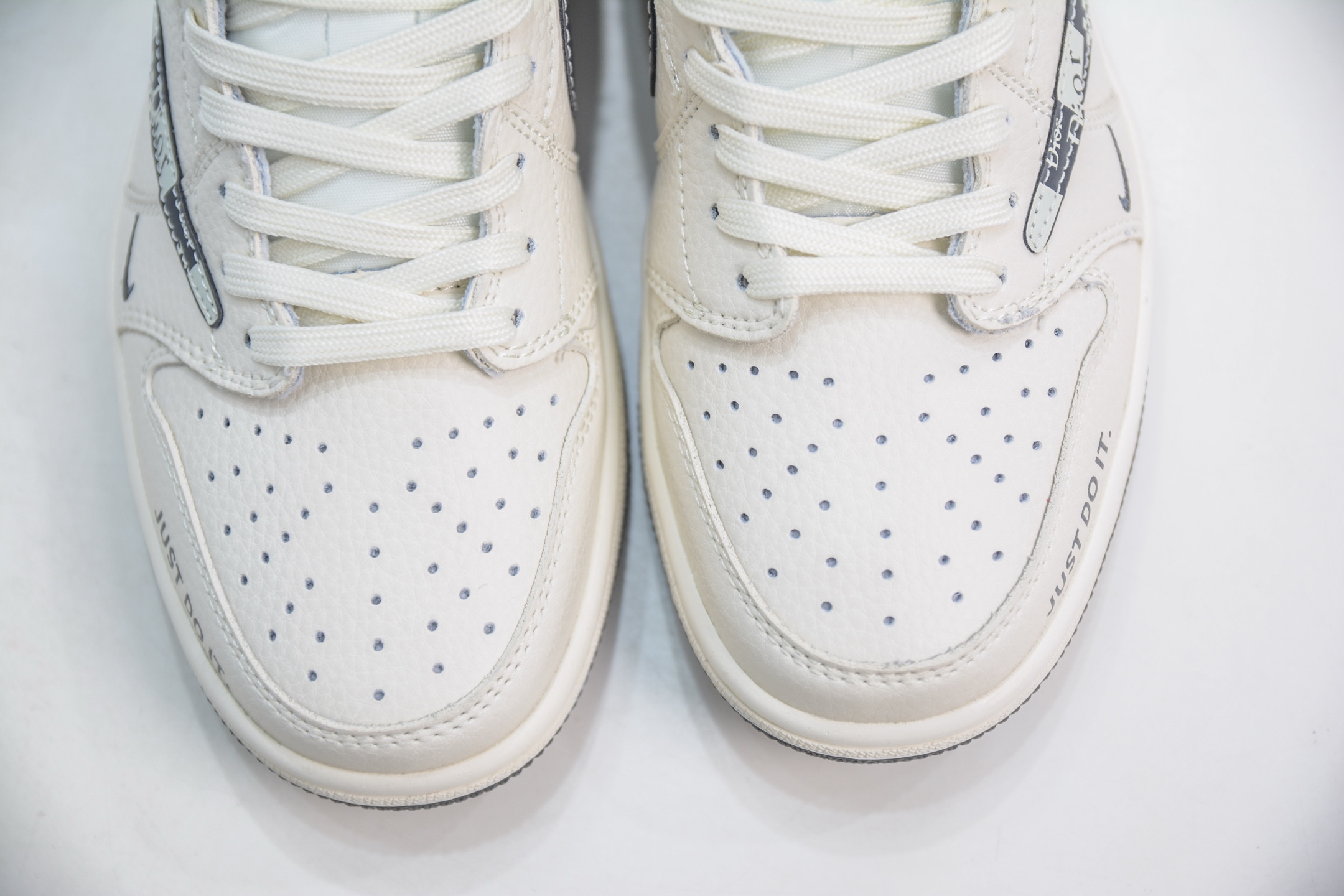 270 TS x Air Jordan AJ1 Low x DIOR 迪奥联名-白黑 倒钩低帮联名定制配色 LD2025-021