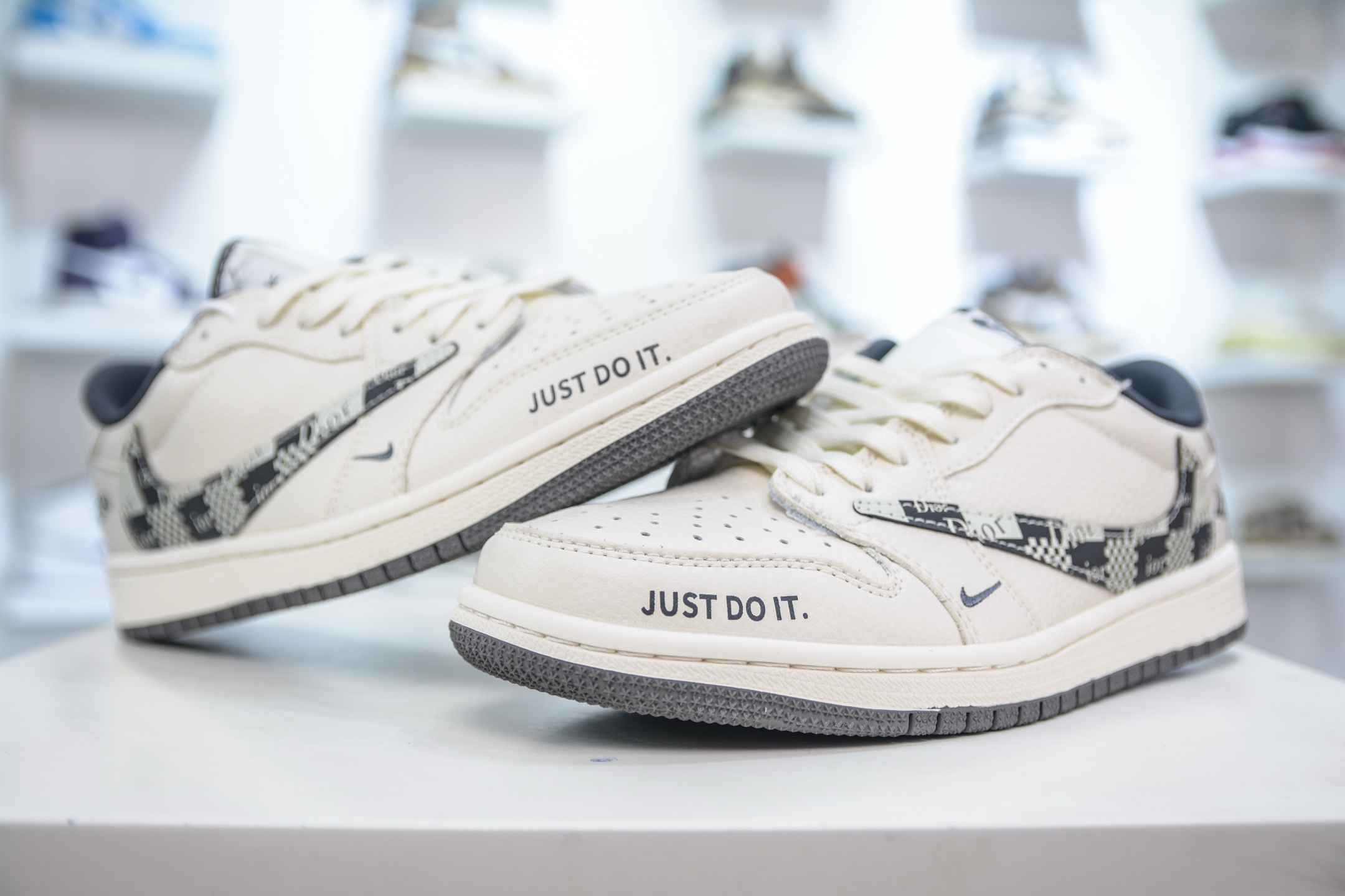 270 TS x Air Jordan AJ1 Low x DIOR 迪奥联名-白黑 倒钩低帮联名定制配色 LD2025-021