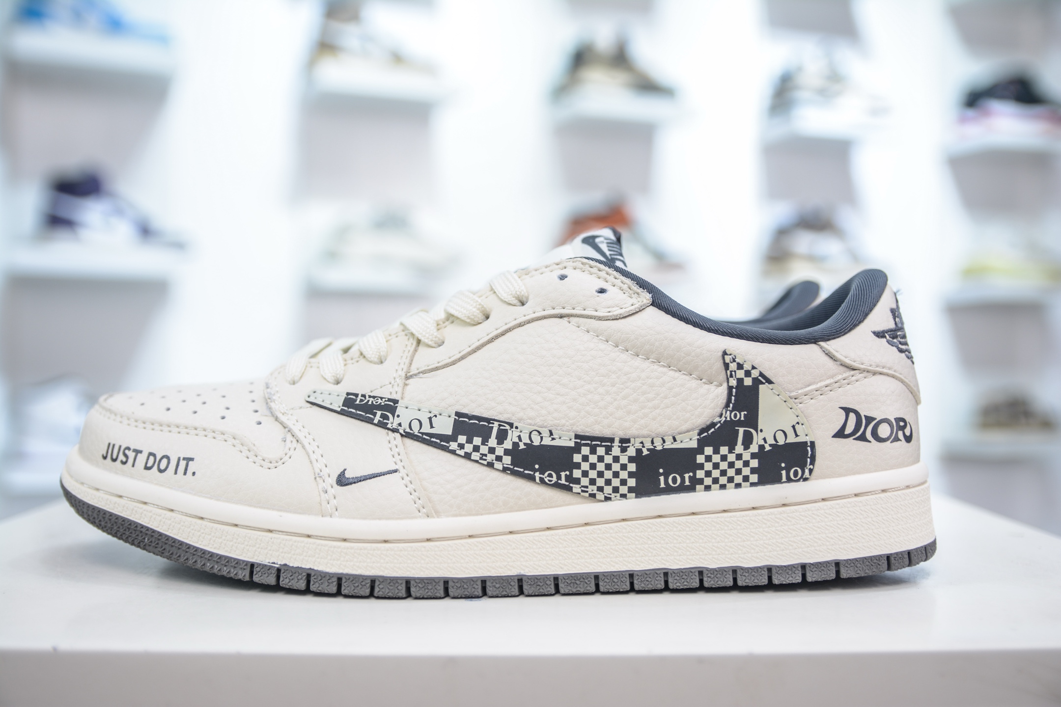 270 TS x Air Jordan AJ1 Low x DIOR 迪奥联名-白黑 倒钩低帮联名定制配色 LD2025-021