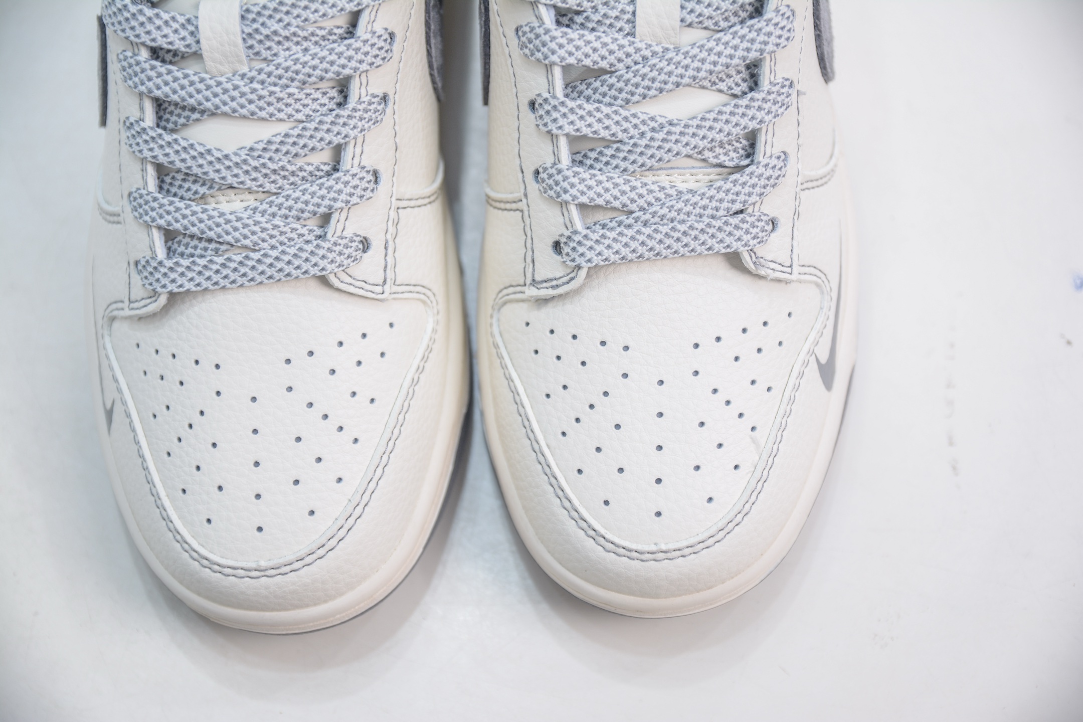 Nike SB Dunk Low x The North Face Sneakers - White/Grey Limited Edition 9 i1747868794132 6205 0 8