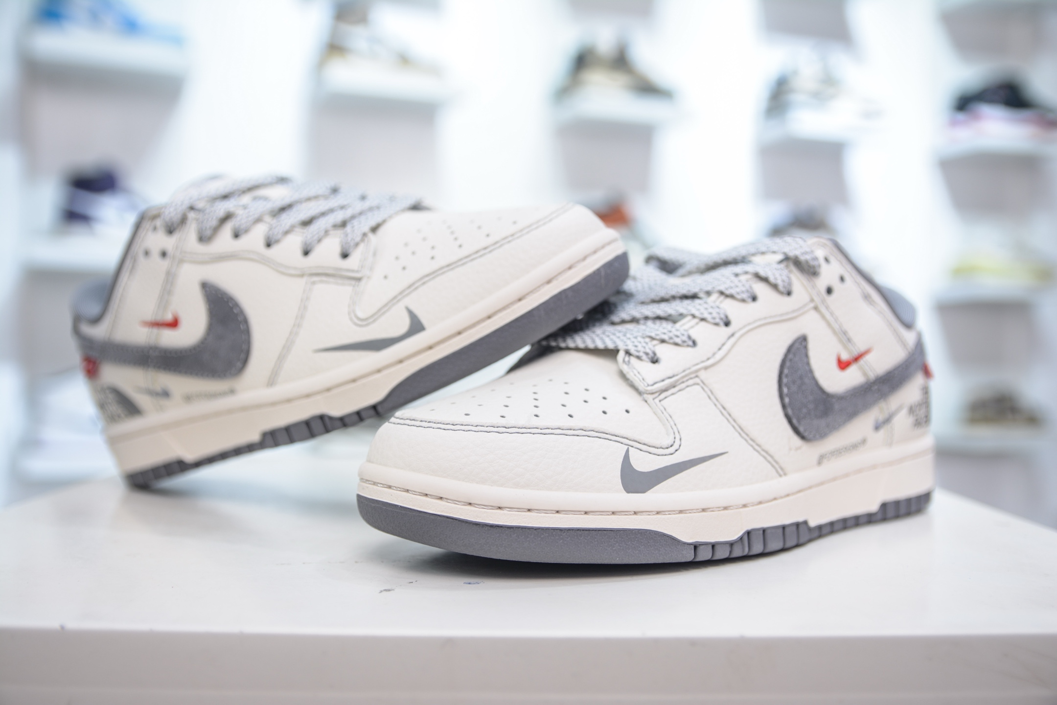 Nike SB Dunk Low x The North Face Sneakers - White/Grey Limited Edition 4 i1747868795917 4396 0 3