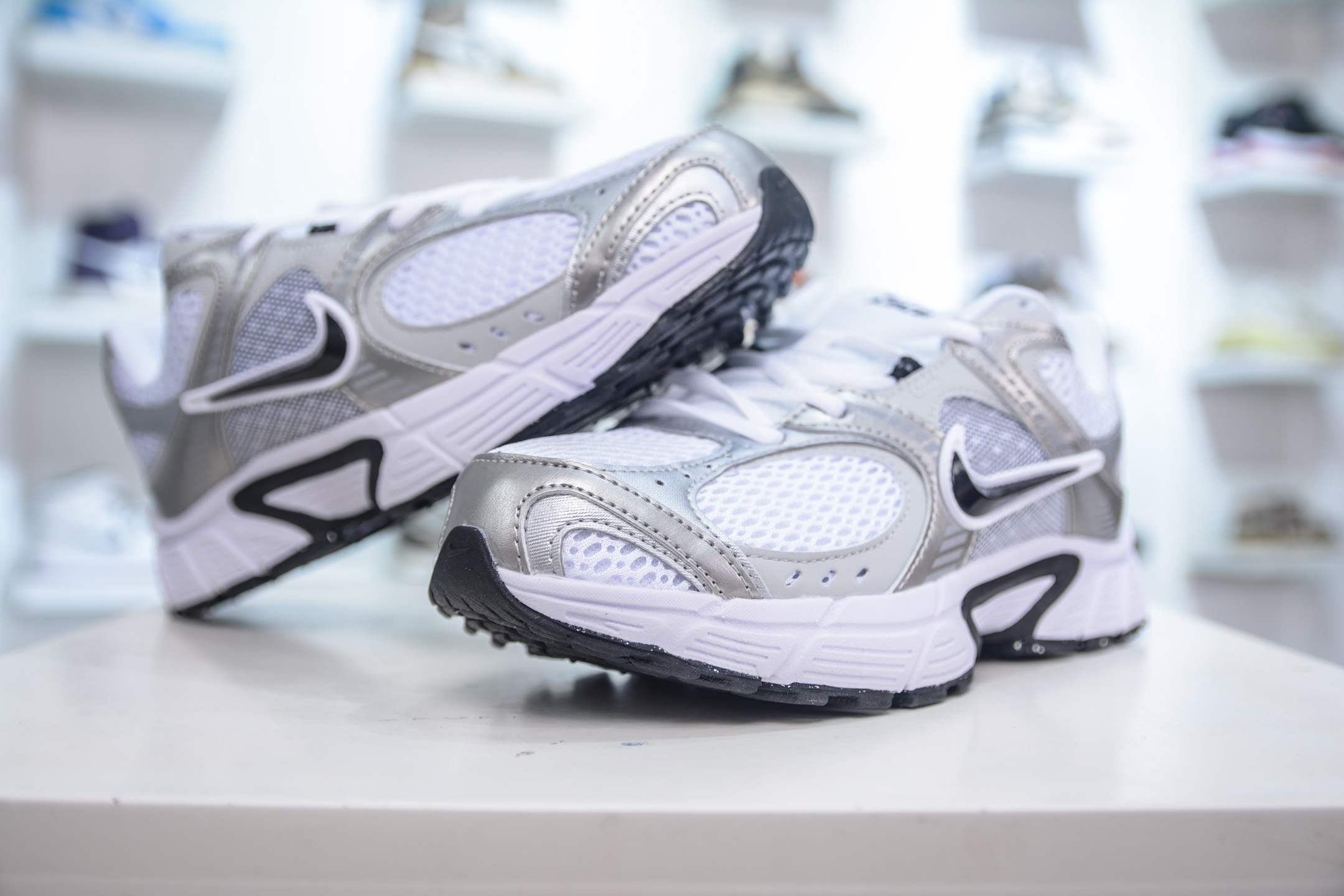 Nike V5 RNR Running Shoes: Comfortable, Durable, and Stylish Low-Top Sneakers 5 i1747869017872 2016 0 3
