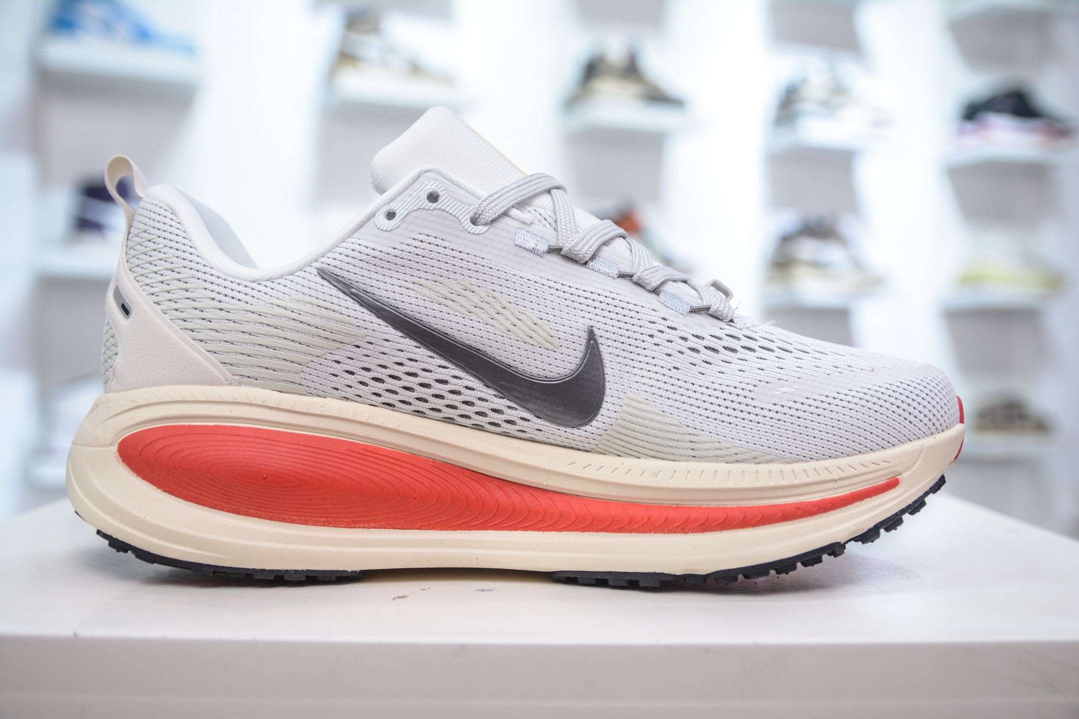 Nike Zoom Vomero 18: Lightweight Running Shoes with Breathable Mesh Design 3 i1747869912025 3492 0 2