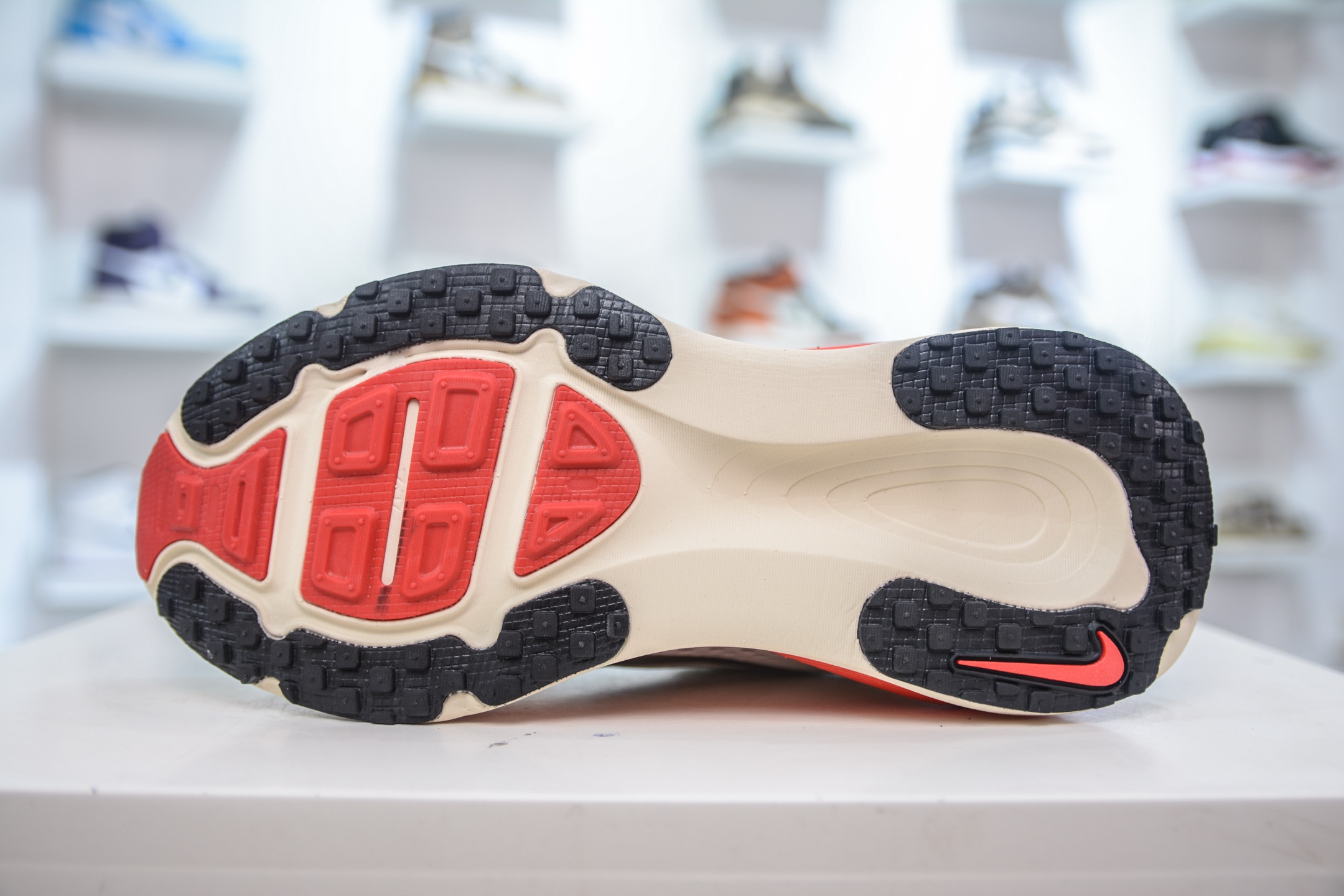 Nike Zoom Vomero 18: Lightweight Running Shoes with Breathable Mesh Design 5 i1747869912026 9621 0 4