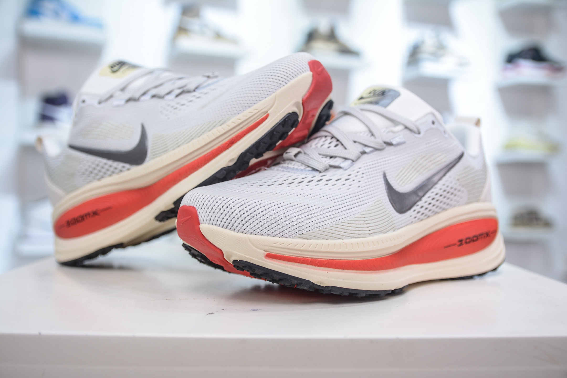 Nike Zoom Vomero 18: Lightweight Running Shoes with Breathable Mesh Design 4 i1747869912037 7372 0 3
