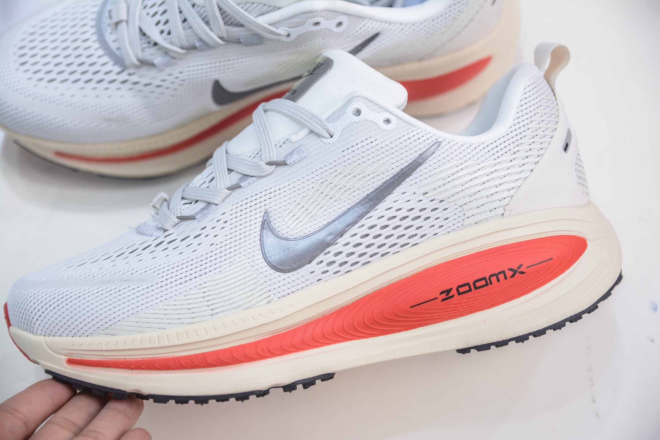 Nike Zoom Vomero 18: Lightweight Running Shoes with Breathable Mesh Design 7 i1747869912099 2013 0 6