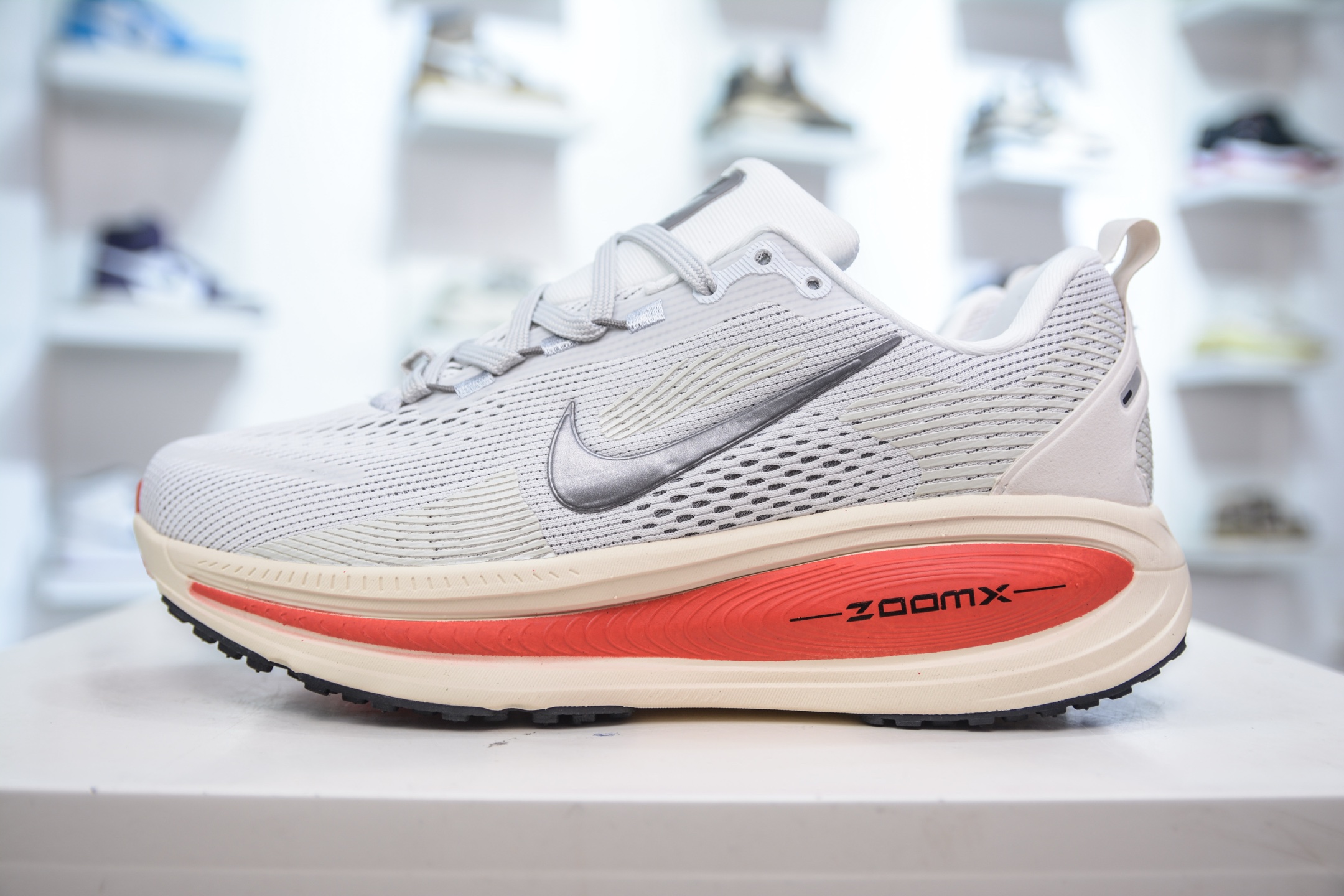 Nike Zoom Vomero 18: Lightweight Running Shoes with Breathable Mesh Design 1 i1747869916677 1358 0 0