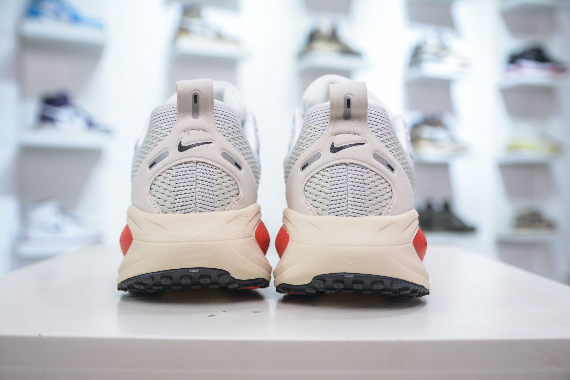 Nike Zoom Vomero 18: Lightweight Running Shoes with Breathable Mesh Design 2 i1747869917131 5896 0 1
