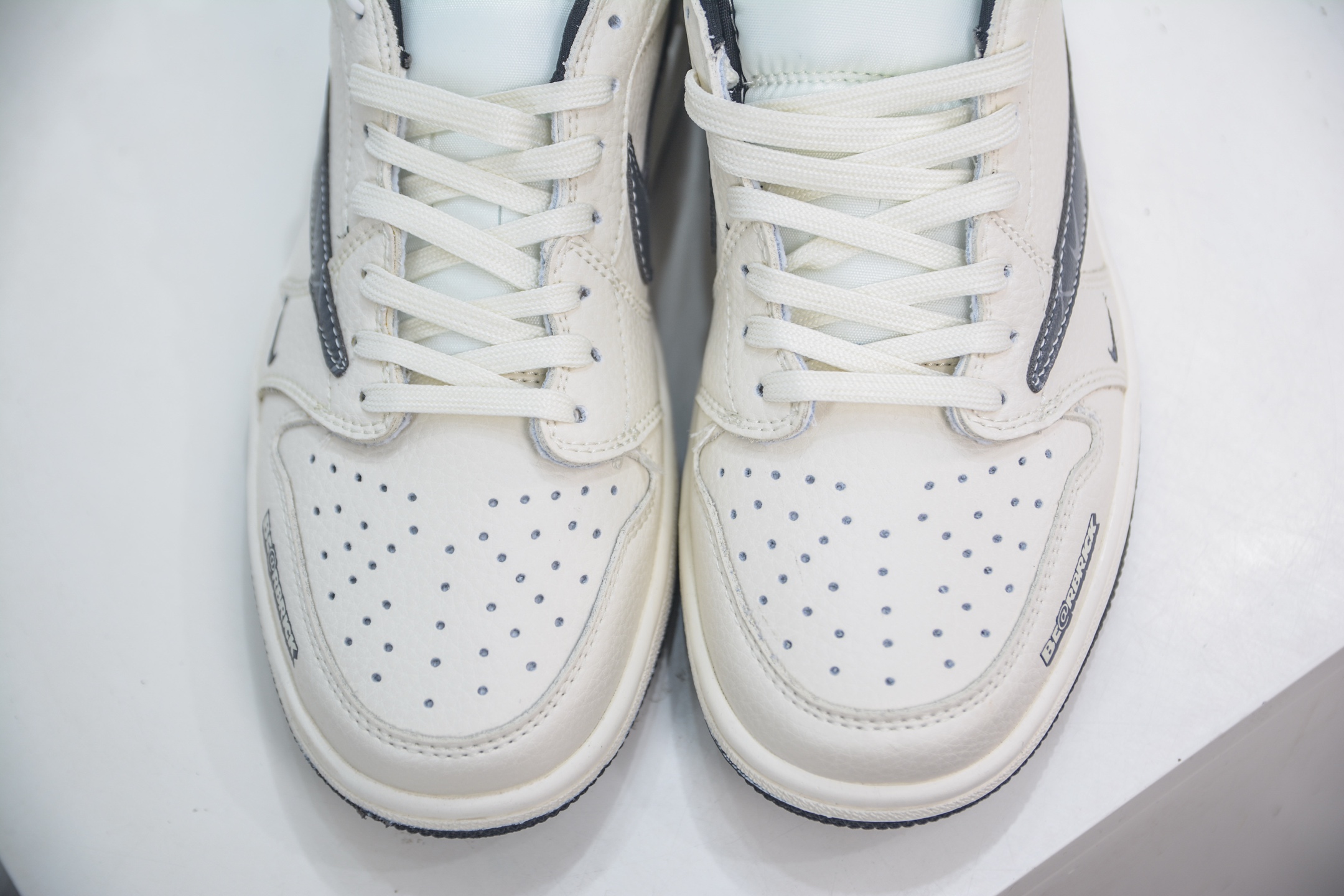 280 Air Jordan 1 Retro Low x BE@RBRICK 暴力熊联名-米白灰 LD2025-011