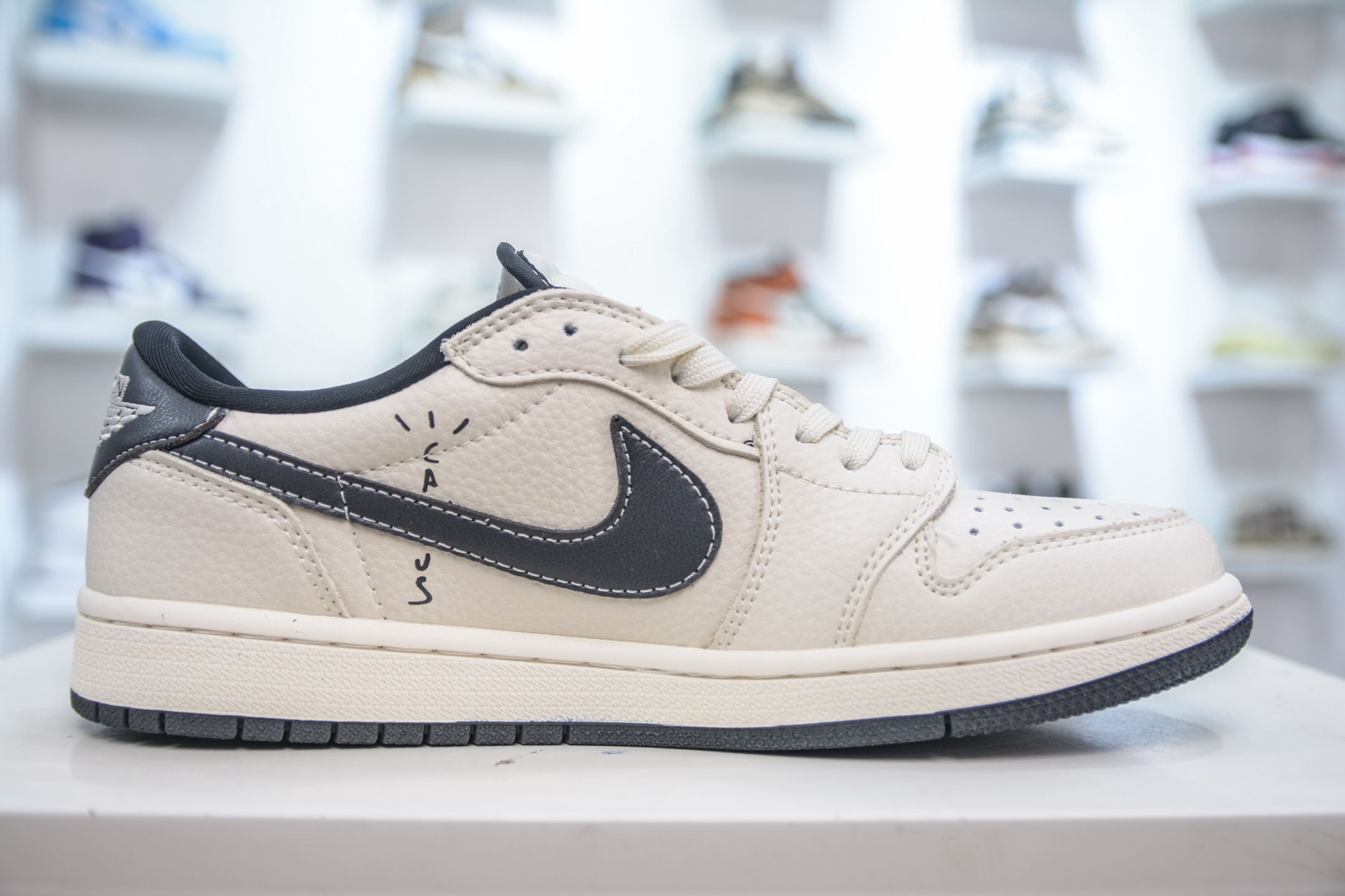 280 Air Jordan 1 Retro Low x BE@RBRICK 暴力熊联名-米白灰 LD2025-011