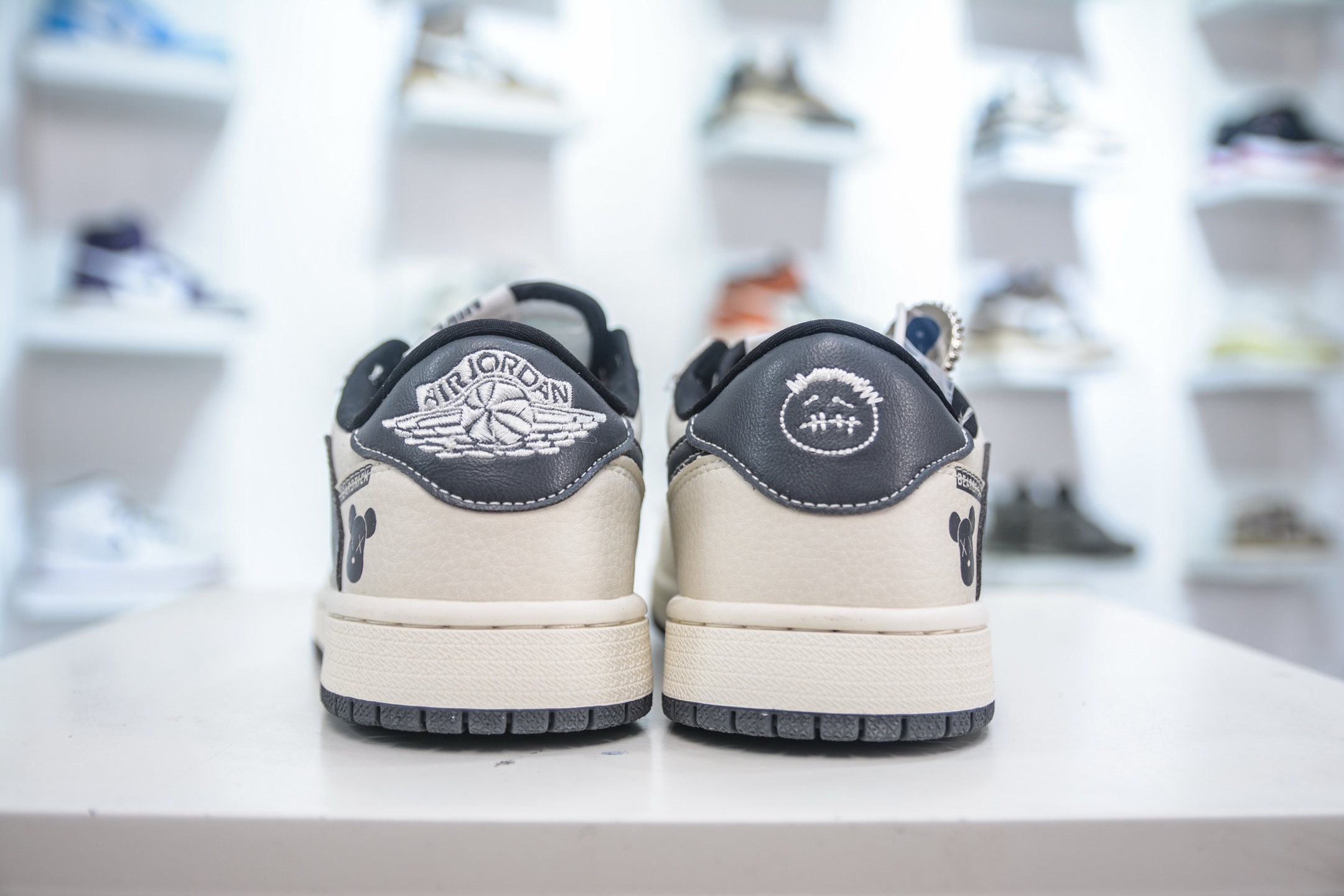 280 Air Jordan 1 Retro Low x BE@RBRICK 暴力熊联名-米白灰 LD2025-011