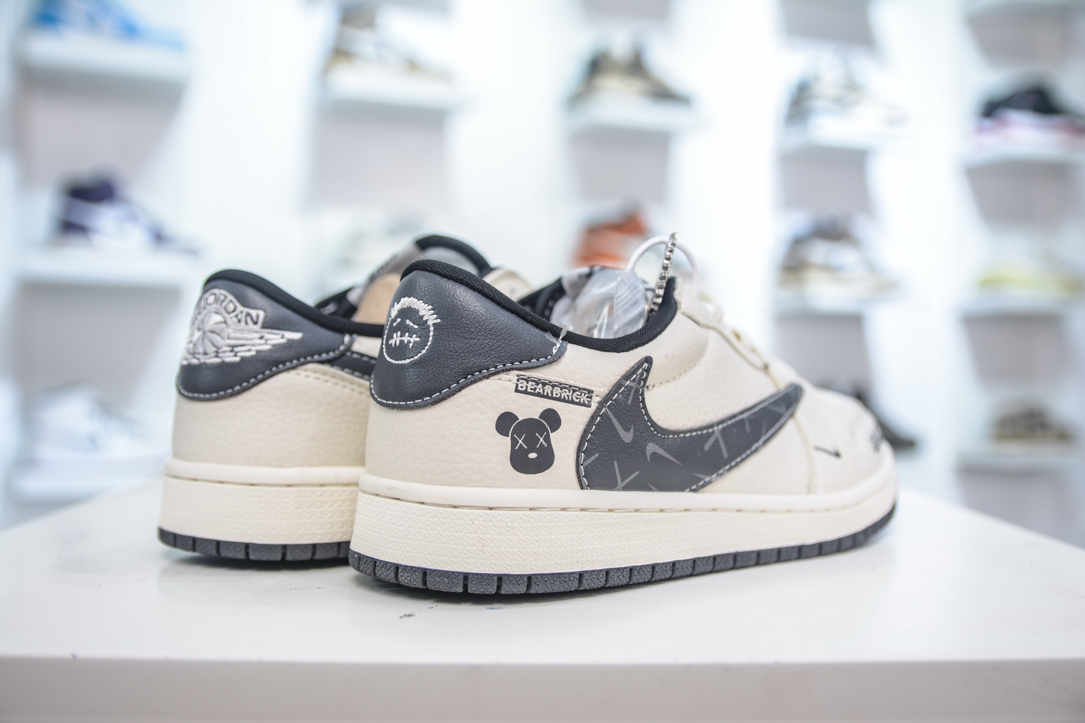 280 Air Jordan 1 Retro Low x BE@RBRICK 暴力熊联名-米白灰 LD2025-011