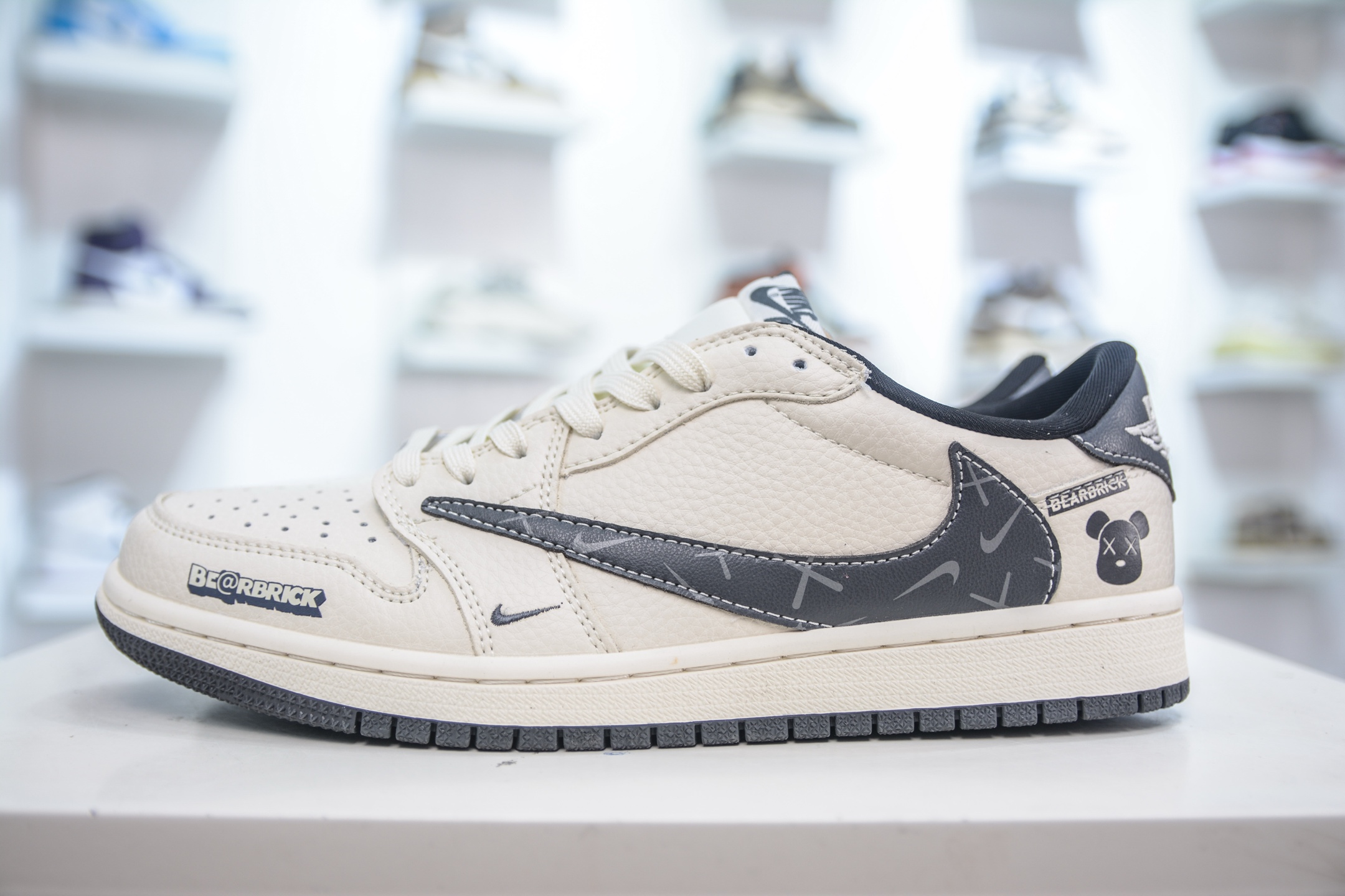 280 Air Jordan 1 Retro Low x BE@RBRICK 暴力熊联名-米白灰 LD2025-011