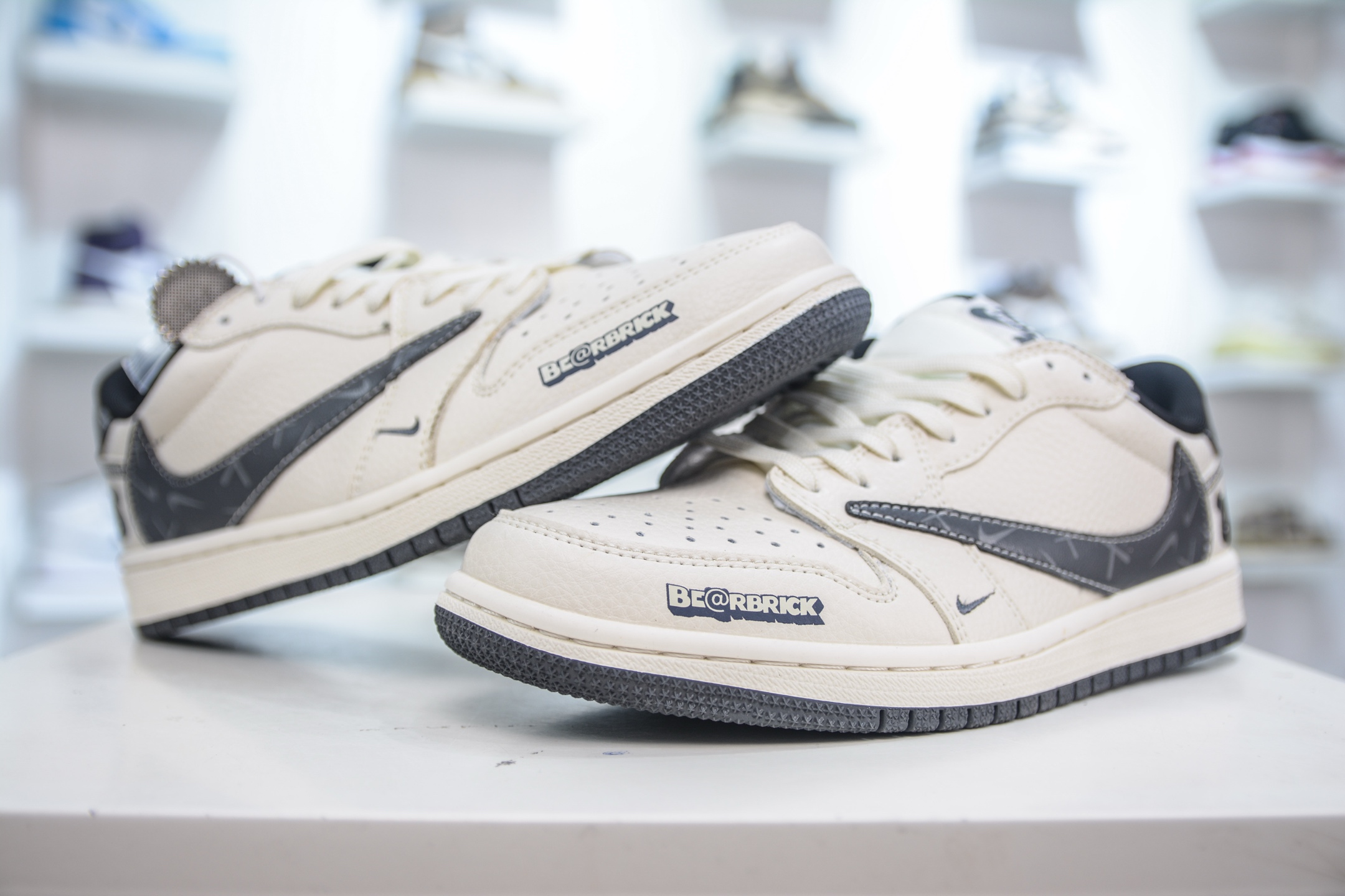 280 Air Jordan 1 Retro Low x BE@RBRICK 暴力熊联名-米白灰 LD2025-011